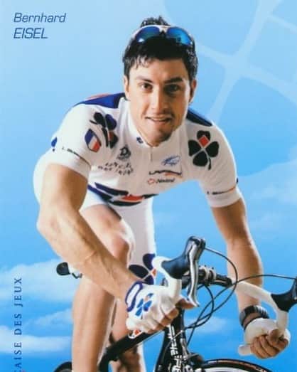 マーク・カヴェンディッシュのインスタグラム：「This young pup grew up to be the Lord of the Peloton. Mr Bernie Eisel turns 40 years old today. But he’s still as handsome as ever, and I still miss him by my side every day. I remember his mood-swings when he was turning 30, so I feel so sorry for @tanja_eisel 😂 But I hope you’re having a wonderful day with your beautiful family mate, finally enjoying some retirement birthdays. 😘」