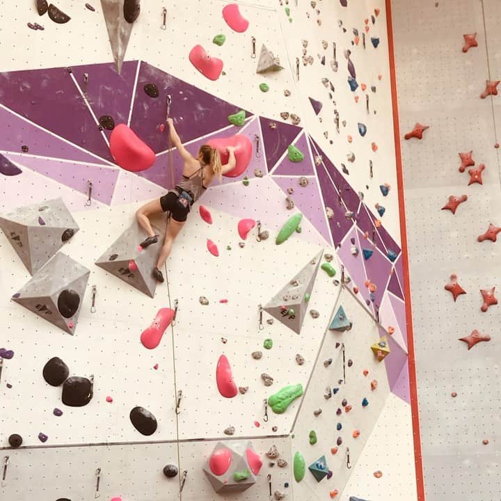 シャウナ・コックジーのインスタグラム：「Another mega day. I am beyond grateful to the team that have made this camp possible.  I know how privileged I am to be able to keep training. Sending good vibes to you all for staying motivated until the walls can reopen safely. I hope they can soon! 🤞」
