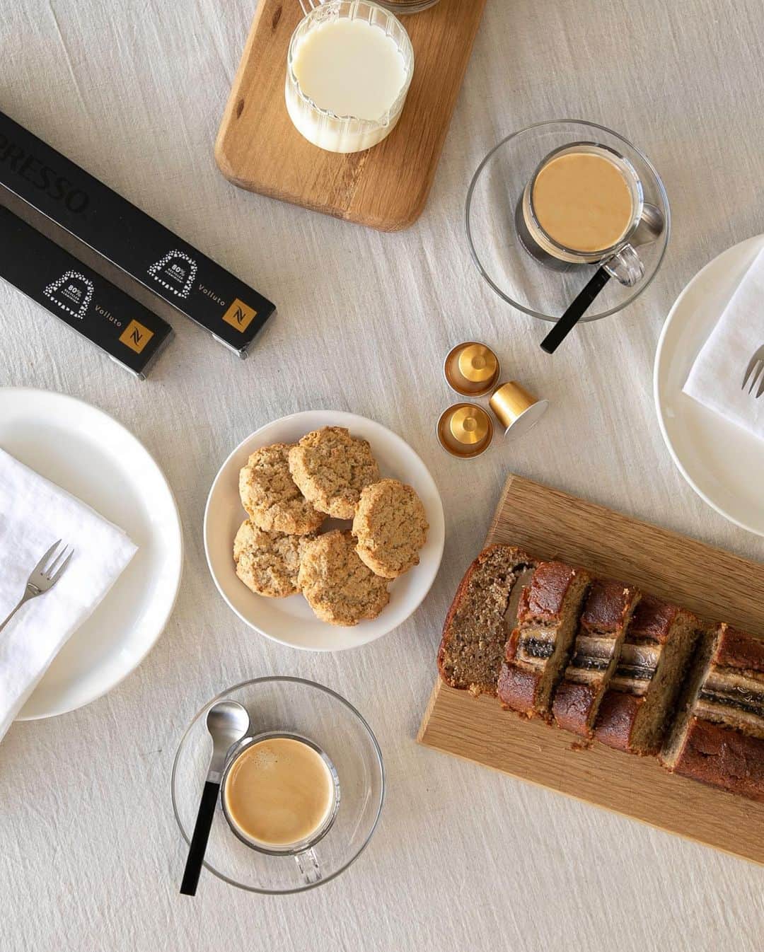 Nespressoさんのインスタグラム写真 - (NespressoInstagram)「Preparing the perfect coffee break includes home made baked goods, the perfect organic table cloth and most importantly - our Volluto coffee capsules made with 80% recycled aluminium.   📷 : @dennisvanpeel   #Nespresso #Vertuo #SustainableCoffee」2月18日 3時30分 - nespresso