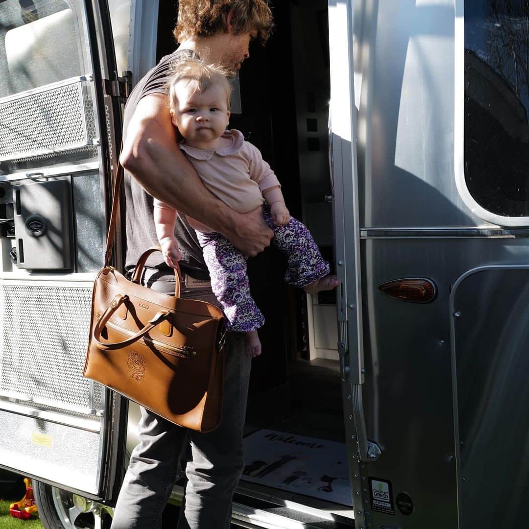 エリック・クリスチャン・オルセンのインスタグラム：「Morning work sessions styled out by one of my favorites @ghurkausa. @swrightolsen made me step into the airstream 3 times to get this picture but it was worth it for the forearm pump and Winter's amazing resting baby face.」