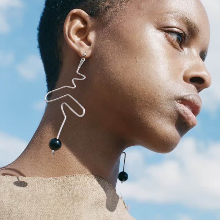 ドゥラメールのインスタグラム：「[SOUND] In celebration of #BlackHistoryMonth, we’re excited to invite multi-disciplinary artist Ronan Mckenzie to share some of her work and perspectives with us. Originally from Walthamstow, North East London, @ronanksm started her career in photography, but has since expanded her work to directing, curation, sculpture and design. She is often driven by her passion to create imagery of connections, relationships and Black joy, presenting the world as she would like to see it.⁣ ⁣ Always inspired by the sea, we asked Ronan about her own connection to the ocean and what it means to her: “Water is what I see in moments of tension or frustration when I close my eyes and look for calm ... Water for me really just is the epitome of balance, but also of story, ancestry, how much travel history travels through or above oceans, or more so even is trapped within.” — Ronan Mckenzie, photographer and multi-disciplinary artist @ronanksm @__selasi__ @home_by_ronanmckenzie」