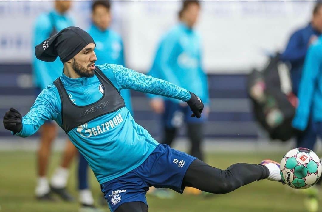 ナビル・ベンタレブのインスタグラム：「Revierderby week 🔜🔵 @s04」