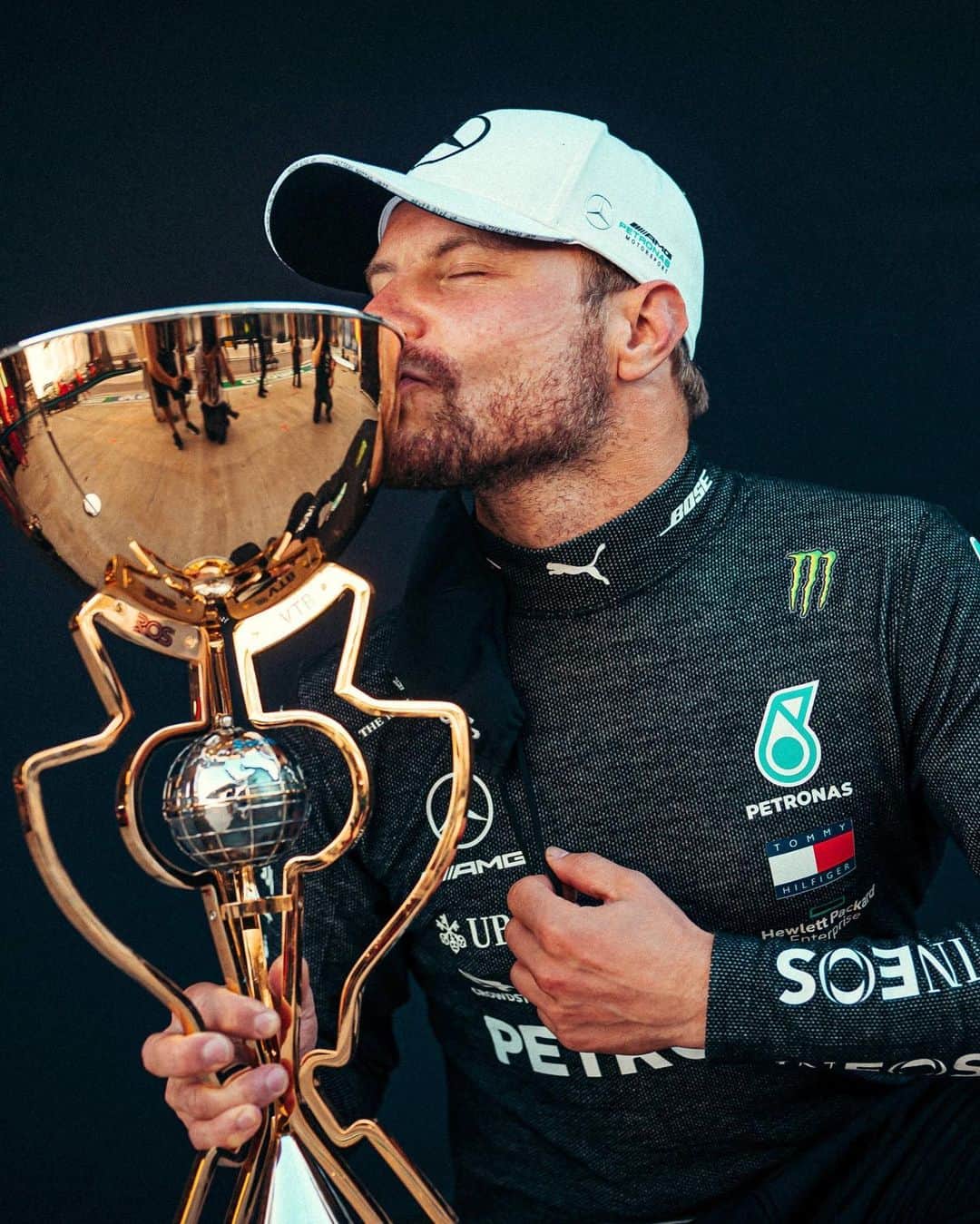 MERCEDES AMG PETRONASさんのインスタグラム写真 - (MERCEDES AMG PETRONASInstagram)「Find someone who loves you the way @valtteribottas loves the Russian GP trophy 💙」2月18日 3時51分 - mercedesamgf1