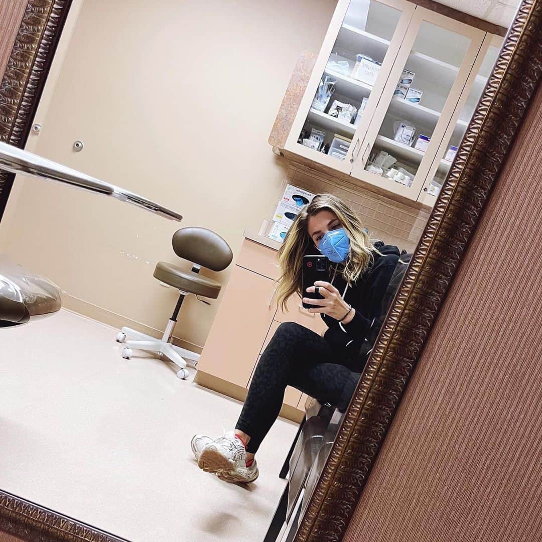 ジェシカ・シーバのインスタグラム：「Hi. It’s probably time that I acknowledged that I still treat this account as a personal space and you are personal friends. It’s weird having a “verified public figure” account because everyone thinks that this is a well-oiled machine of intention and vanity. Which - LOL. Anyway.  I’ve found myself struggling with my mental health, and I realized that no matter how many things I do “right” (like exercise, vitamins, sleep), there are enough things happening that are out of my control that can negatively impact.  It turns out that in my experience, PPA & PPD are far more likely with my boy pregnancies. When you have enough kids of both sexes, you become your own case study! 🎉 I fact, I didn’t have either with my 3 girls, but I did with my 3 boys.  I’m ok. I’ll be ok. But I wanted to be transparent for sake of being real and connecting with anyone else who is struggling. Things are sucky in the world right now, but prioritizing ourselves is key. Medication or exercise or therapy or all of the above. I support you! It gets better.  While I’m here, can we stop commenting on other people’s bodies? Postpartum and otherwise, please. It’s unnecessary at best. ❤️」