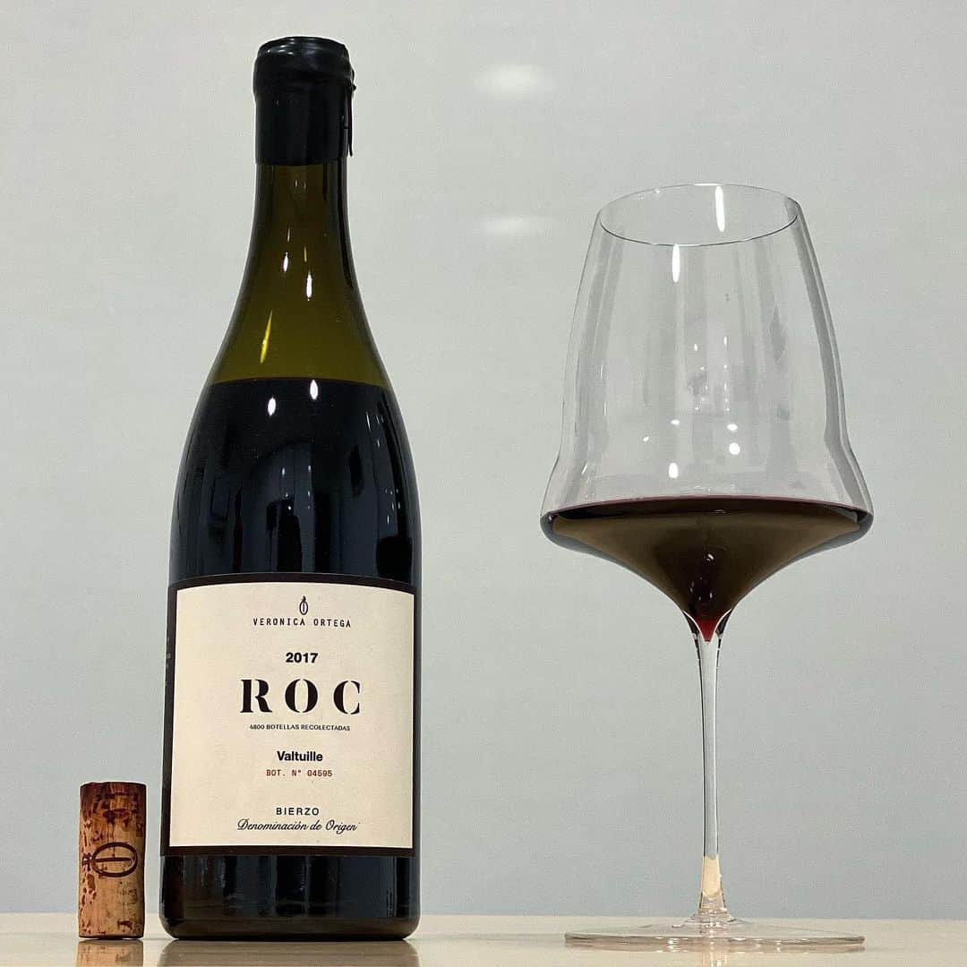 エンリケ・ソラ・クレメンテさんのインスタグラム写真 - (エンリケ・ソラ・クレメンテInstagram)「ROC 2017, Verónica Ortega. DO Bierzo. ROC es el primer vino de Verónica en homenaje a su hermano. Está elaborado con Mencía de dos parcelas de viñedo de más de 100 años plantados en vaso en la zona de Valtuille de Abajo sobre suelos fundamentalmente arenosos. Es la historia de una andaluza, enamorada del Bierzo, y que tiene una trayectoria impresionante en el mundo del vino. Tras formarse y trabajar con Álvaro Palacios y Daphne Glorian en Priorat y en bodegas legendarias como Domaine de la Romanée-Conti o Domaine Combier en Crôzes-Hermitage, en 2012 se instala definitivamente en Bierzo para comenzar su proyecto. Sus vinos son elaborados artesanalmente, con fermentaciones espontáneas, niveles bajos de sulfuroso y el viñedo es trabajado siguiendo los preceptos de la agricultura ecológica. Vinos fieles al terruño, con carácter y mucha personalidad. Vinos de placer. Botella Nº 4595 de 4800. Degustado en Josephinenhütte Josephine Nº 3. Salud gente! Y que sigáis disfrutando del vino! • • • • • #vino #vin #vinho #вино #ワイン #紅酒 #wein #champagne #winelover #wineinfluencer #winetime #winecellar #wineporn #instawine #winetasting #sommelier #champagnelover #somm #dobierzo #bierzo #mencia #veronicaortega #veronicaortegavinos #josephinenhütte」2月18日 3時47分 - kike_sola