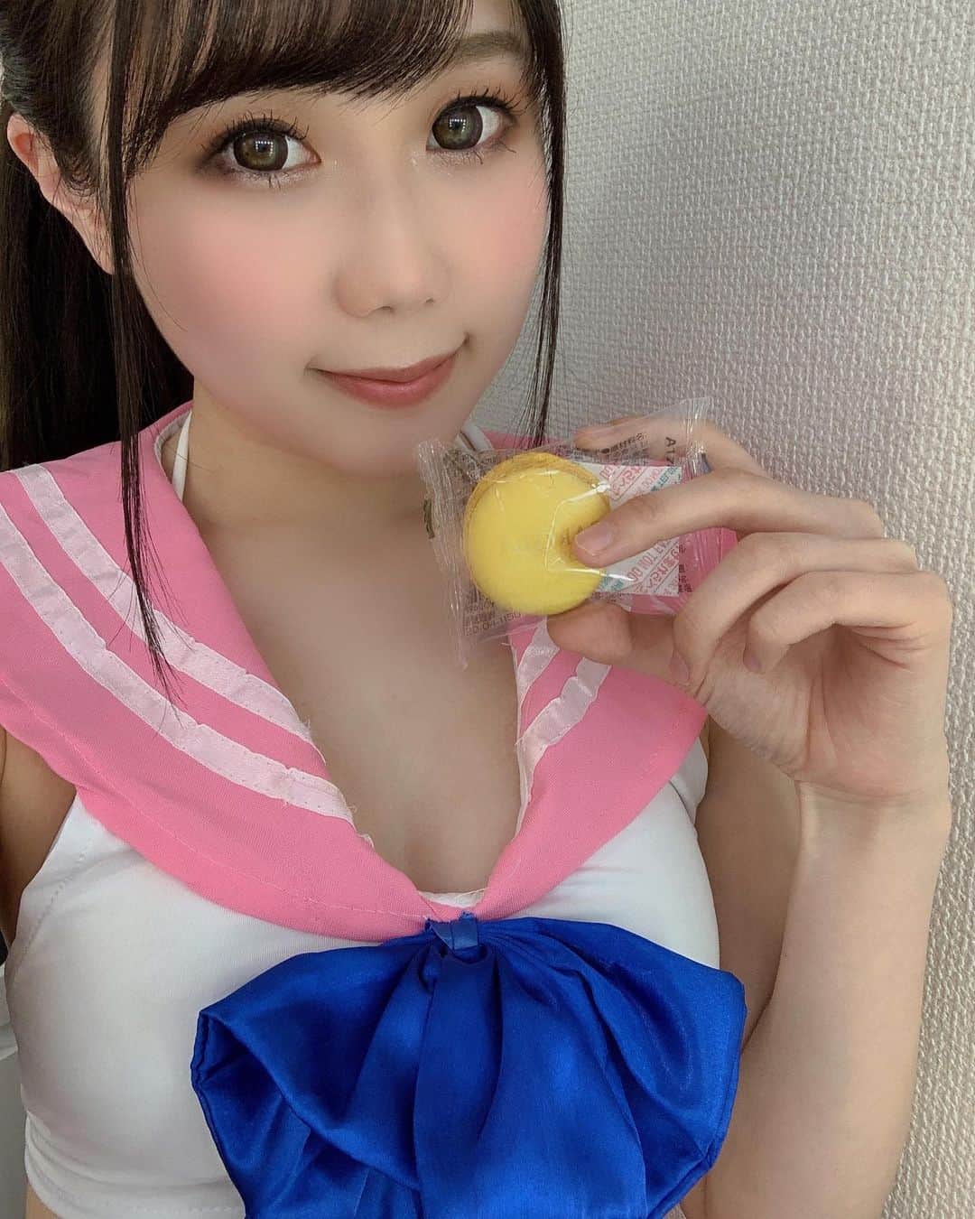 のインスタグラム：「マカロン大好き💛 ピスタチオ味が一番好き💚この日売り切れだったピスタチオ🥺  #攝影　#旅遊攝影　#拍攝　#寫真　#攝影日記 #人像攝影　#攝影師　#互惠　#拍照　#台灣攝影師　#人像摄影　#攝影日常　 #instagramjapan #japan #tokyo #instaday #instafun #instajapan #japan_of_insta #instatokyo  #ilovejapan  #療癒 #asia #japanese #asiangirls #japanesegirl #gravure #gravureidol #インスタグラビア　#グラドル自画撮り部」