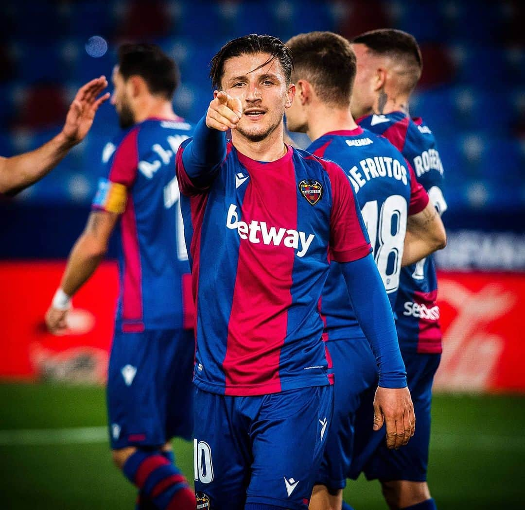 レバンテUDさんのインスタグラム写真 - (レバンテUDInstagram)「For you ❤   ⚽️ @enisbardhi10   #OrgullGranota #MachoLevante #LevanteUD #LaLiga #LaLigaSantander #LUDInside #EnPeligroDeExpansión #football #LevanteAtleti」2月18日 3時48分 - levanteud