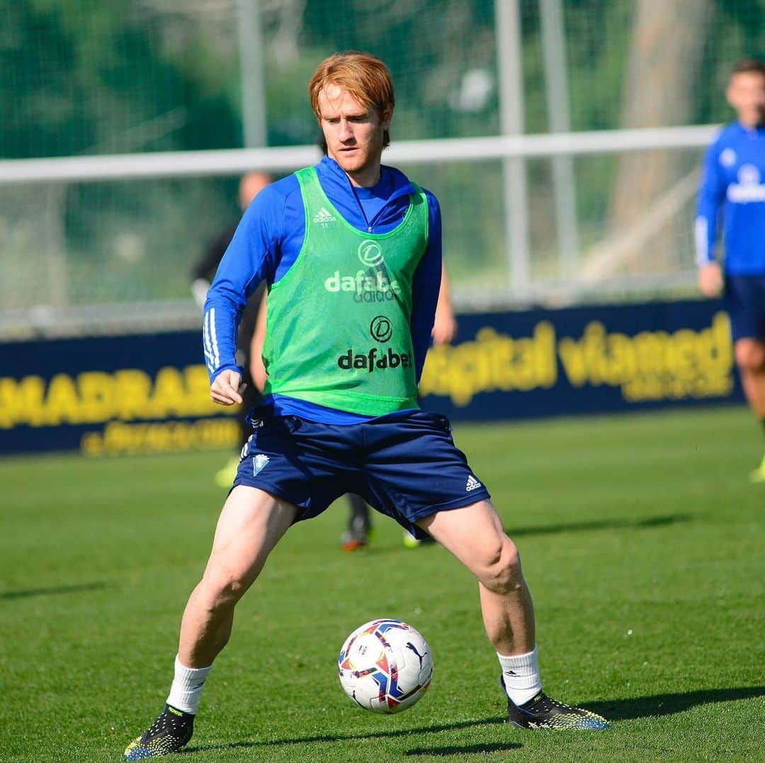 アレハンドロ・フェルナンデス・イグレシアスのインスタグラム：「Después de unas semanas, vuelta con el equipo! Vamos💛💙  #AF8 🏹」