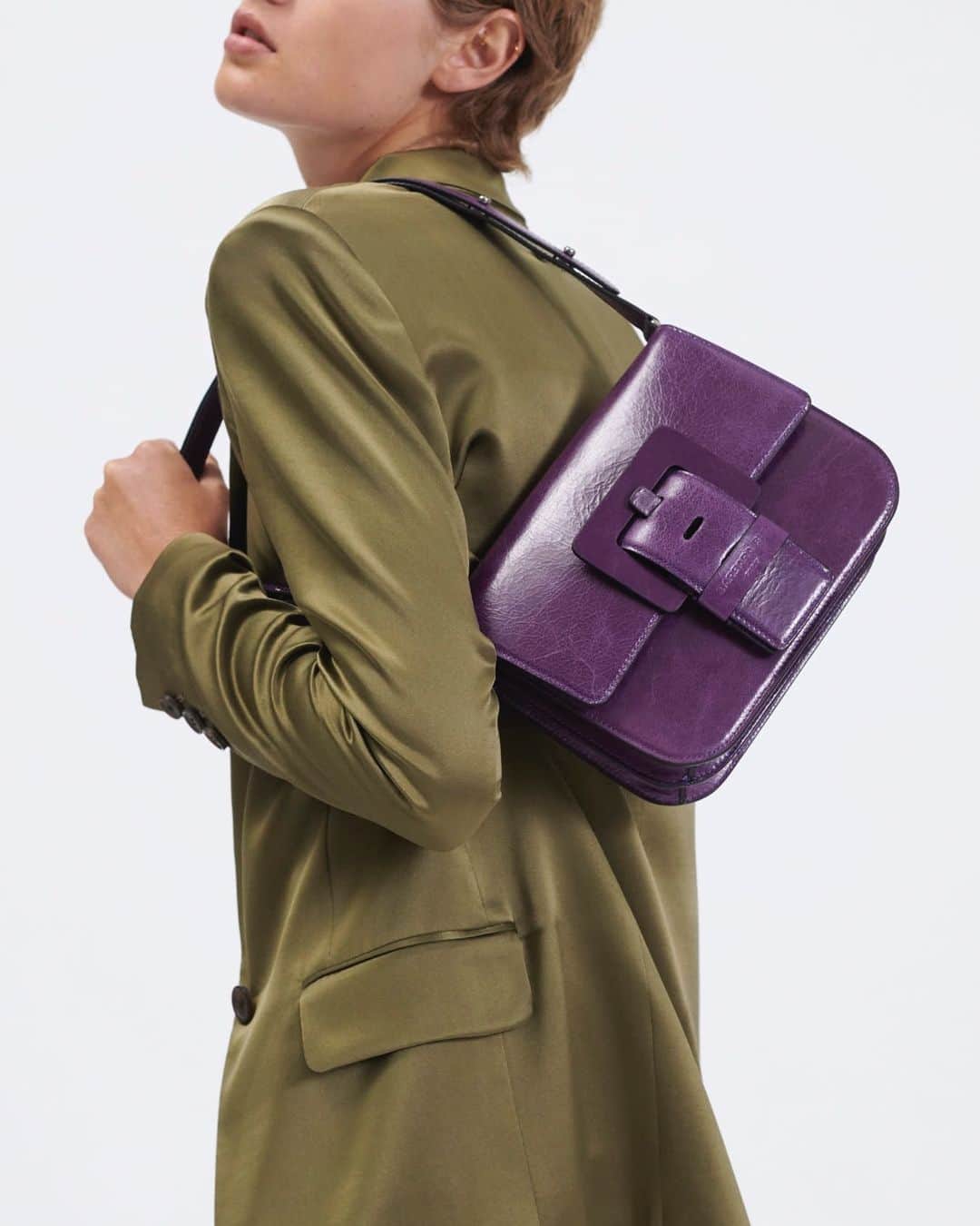 バルバラ ビュイのインスタグラム：「ULTRA VIOLET, THE NEW CLASSIC !⁣ Barbara Bui's SS21 accessories line, now available online and in stores.⁣ photo - @ecoutecherie⁣ model - @celine_bouly⁣ #barbarabui #ss21 #bag #signature #leather #colors」