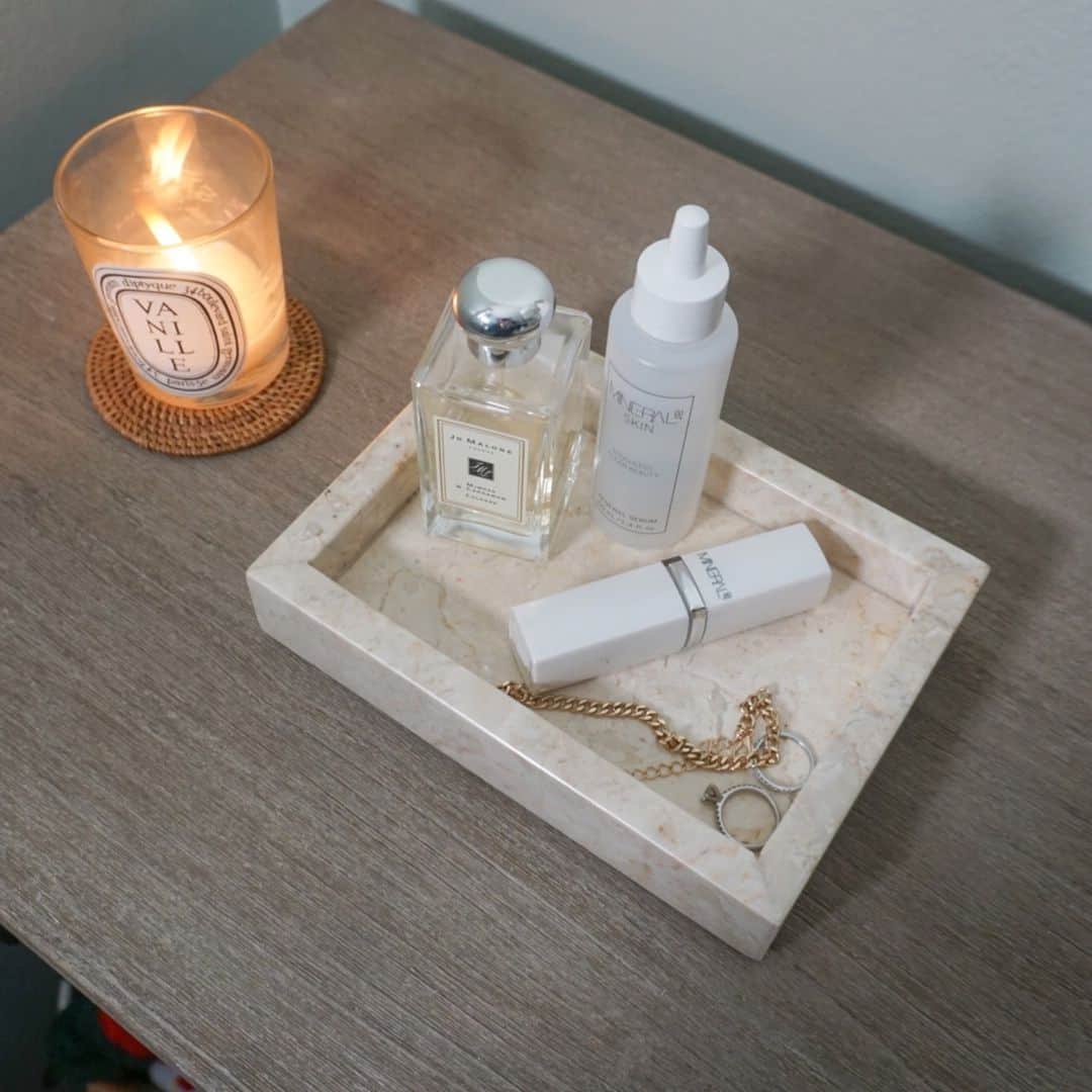 Mineral Airのインスタグラム：「Just the necessities for our bed-side table. What do you keep in yours?」