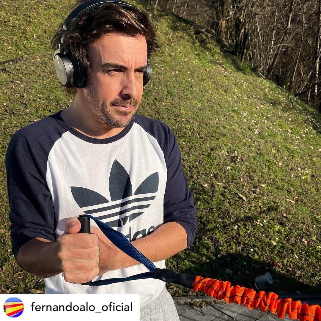 F1さんのインスタグラム写真 - (F1Instagram)「“Vitamin D. Elastics and some walks to keep the level high. Happy with everything and grateful for your messages 💙💛❤️”  A message from Fernando Alonso to his fans as he steps up his recovery from a road cycling accident - and it’s so good to see him getting stronger! 😌💪  📸: @fernandoalo_oficial   #F1 #Formula1 @alpinef1team」2月18日 4時00分 - f1