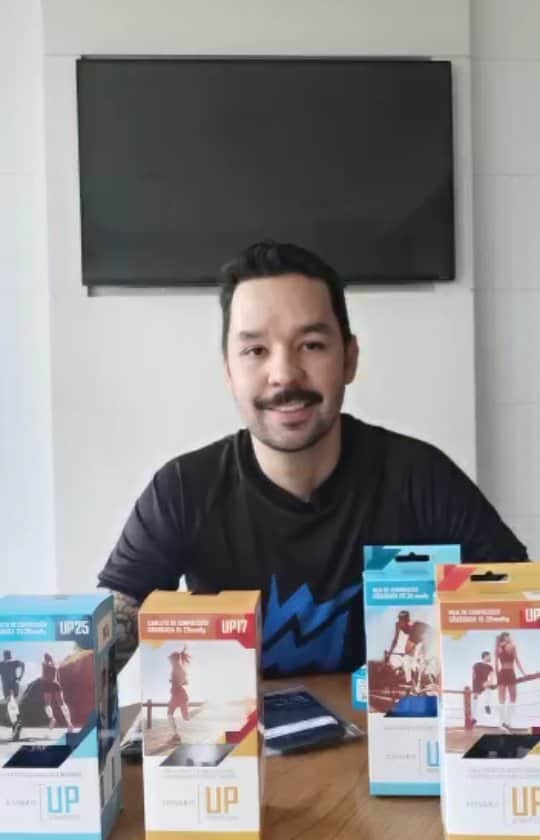 ウィリアム・アルジョナのインスタグラム：「Pra você que faz parte da magia, minha dica de uso das meias de compressão e máscaras de proteção #sigvarisgroupbrasil.  ✔ Use o cupom WM20UP para desconto de 20% na linha UP e nas máscaras. ➡️ loja.sigvaris.com.br   #WMWilliamElMago #wm #Volleyball #meiasdecompressao #VCFAZPARTEDAMAGIA」