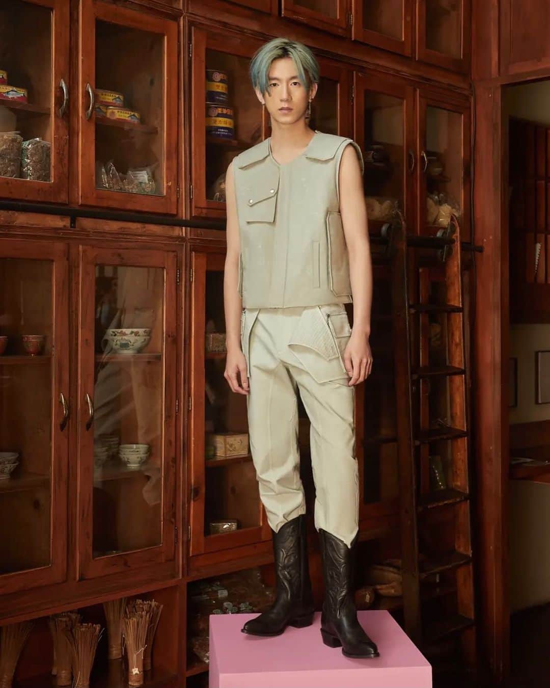 V Magazineさんのインスタグラム写真 - (V MagazineInstagram)「For @privatepolicyny Fall/Winter 2021, designers #HaoranLi and #SiyingQu crafted up a genderless collection with inspiration sourced from their research with the @mocanyc on Chinese railroad workers and the specific style of hats and workwear they wore—honoring their achievements and spotlighting their many contributions to our country.  — Brand: @privatepolicyny Designers: @haoran_li and @siying_qu」2月18日 3時54分 - vmagazine
