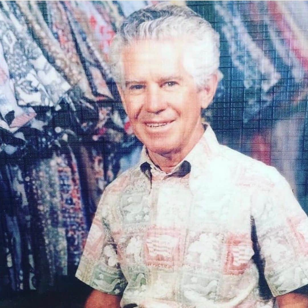 レインスプーナーさんのインスタグラム写真 - (レインスプーナーInstagram)「A birthday post in appreciation of our co-founder Reynolds McCullough. A true visionary, Reyn introduced classic menswear to Hawaii with the reverse print ivy style pop-over in 1956.  Reyn’s tradition of producing the finest Aloha Shirts proudly continues today and is confirmed by all those who continue to wear his shirts from downtown Honolulu to vacation resorts worldwide.  . . . . #reynspooner #tradition #alohashirt #hawaiianshirt #hawaiianstyle」2月18日 3時55分 - reynspooner