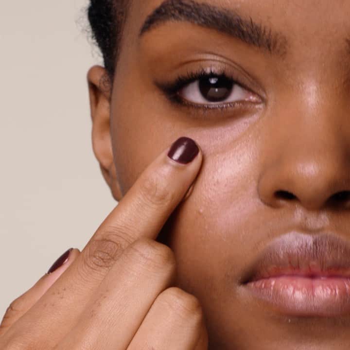 Revlonのインスタグラム：「NEW #ColorStay Light Cover Foundation application 101:  1. Shake bottle well before using 2. Place small dots of foundation on the nose, forehead, cheeks, and chin 3. No brush? No problem. Effortlessly apply fluid with your fingertips 4. Pat and blend from the center of your face outward until the foundation is invisible  5. The formula is buildable, for more coverage when you need it  Shade shown: Mocha (550)」
