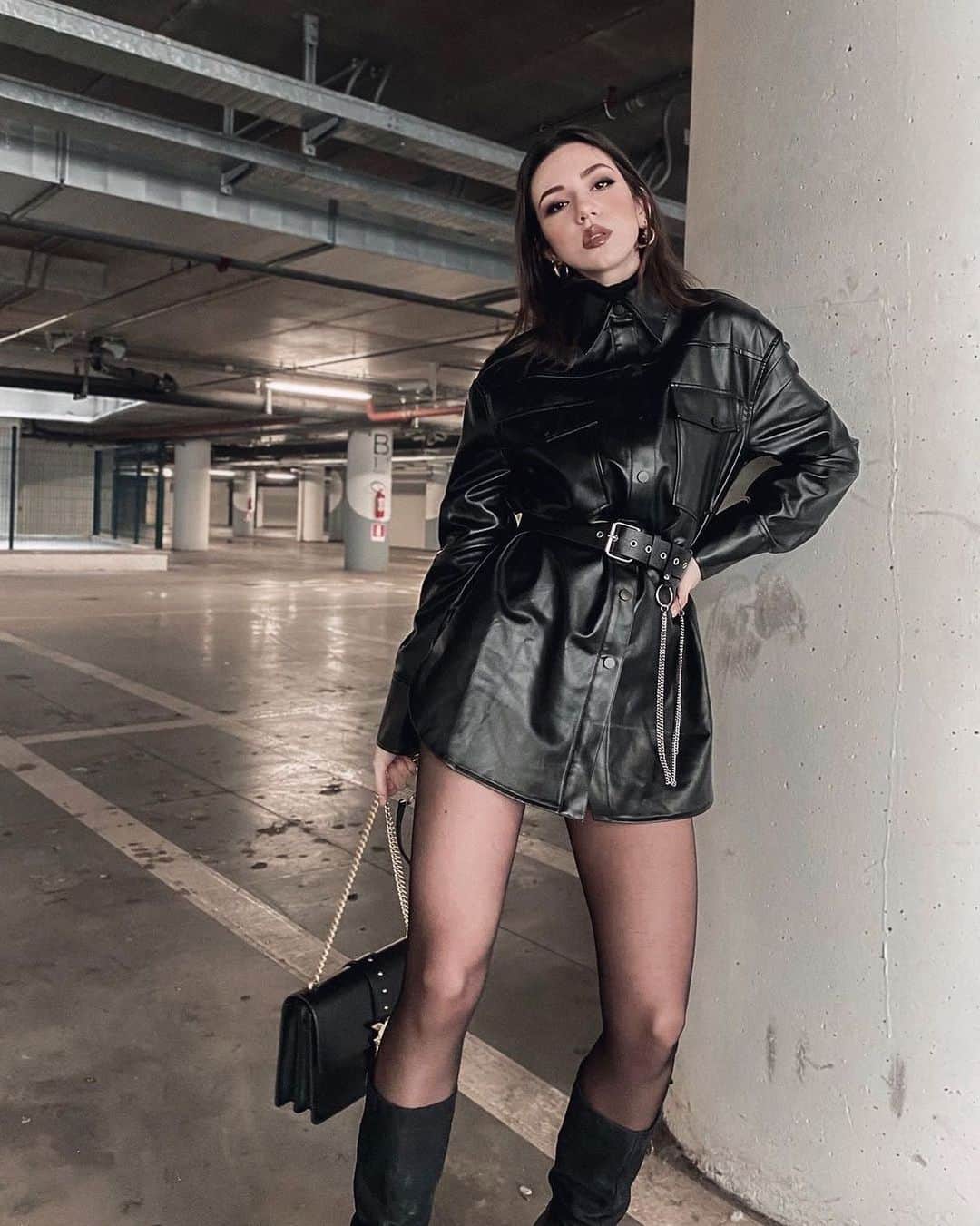 SHEINのインスタグラム：「The perfect leather combo ⚡  @sarahsshow  Shop Item #: 855810  #SHEINgals #SHEINstyle #SHEINSS21 #leatherfashion」