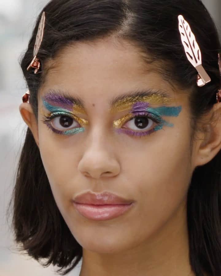 Fashion Weekのインスタグラム：「Find out how @thewallgroup makeup artist @jezzhill created this glittery, colorful eye makeup look using all @toodbeauty. 🎨 Tune in at 4:30pm EST today for In Session at NYFW: The Shows at nyfw.com」
