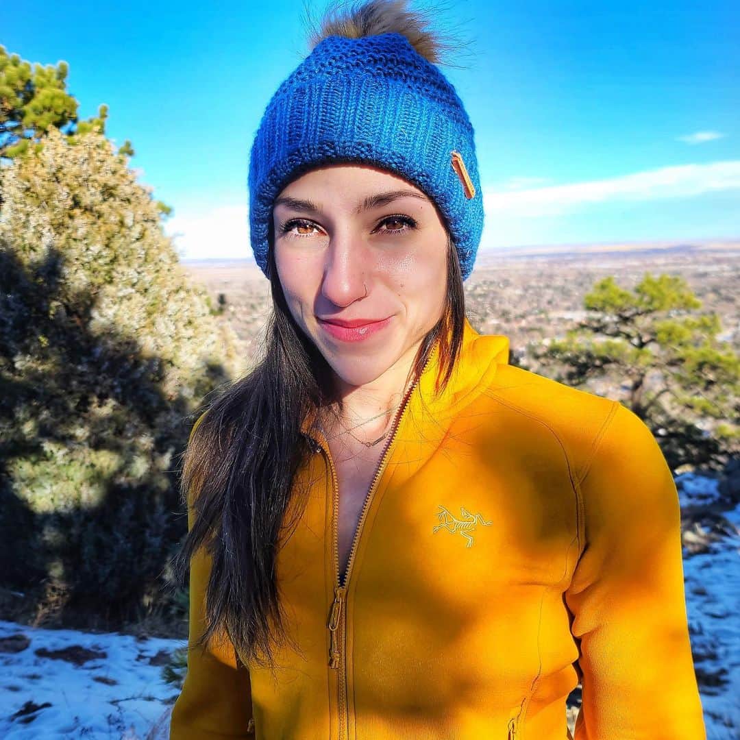 アレックス・パッチシオのインスタグラム：「Just because it might be cold outside doesn’t mean that you can’t still enjoy it!  . Learning to like playing outside in the colder temps. I have always liked the weather days, but i find getting outside regardless makes me feel happier inside my mind and body!!! 💆🏻‍♀️💁🏻‍♀️🤗☺️❤️ . The views are not too bad either. 😉 . @scarpana @organicclimbing @evn_cbd @frictionlabs」