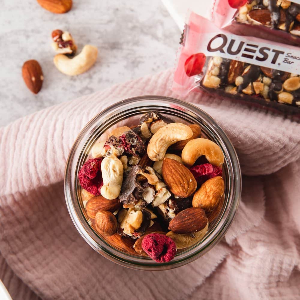 questnutritionさんのインスタグラム写真 - (questnutritionInstagram)「Snack Bar Trail Mix 💪💯😋 • 👉 FULL RECIPE LINK IN BIO (swipe left to 2nd card) 👈 • Per serving: 7g protein, 10g carbs, 14g fat (5g net carbs) #OnaQuest #Questify」2月18日 4時09分 - questnutrition
