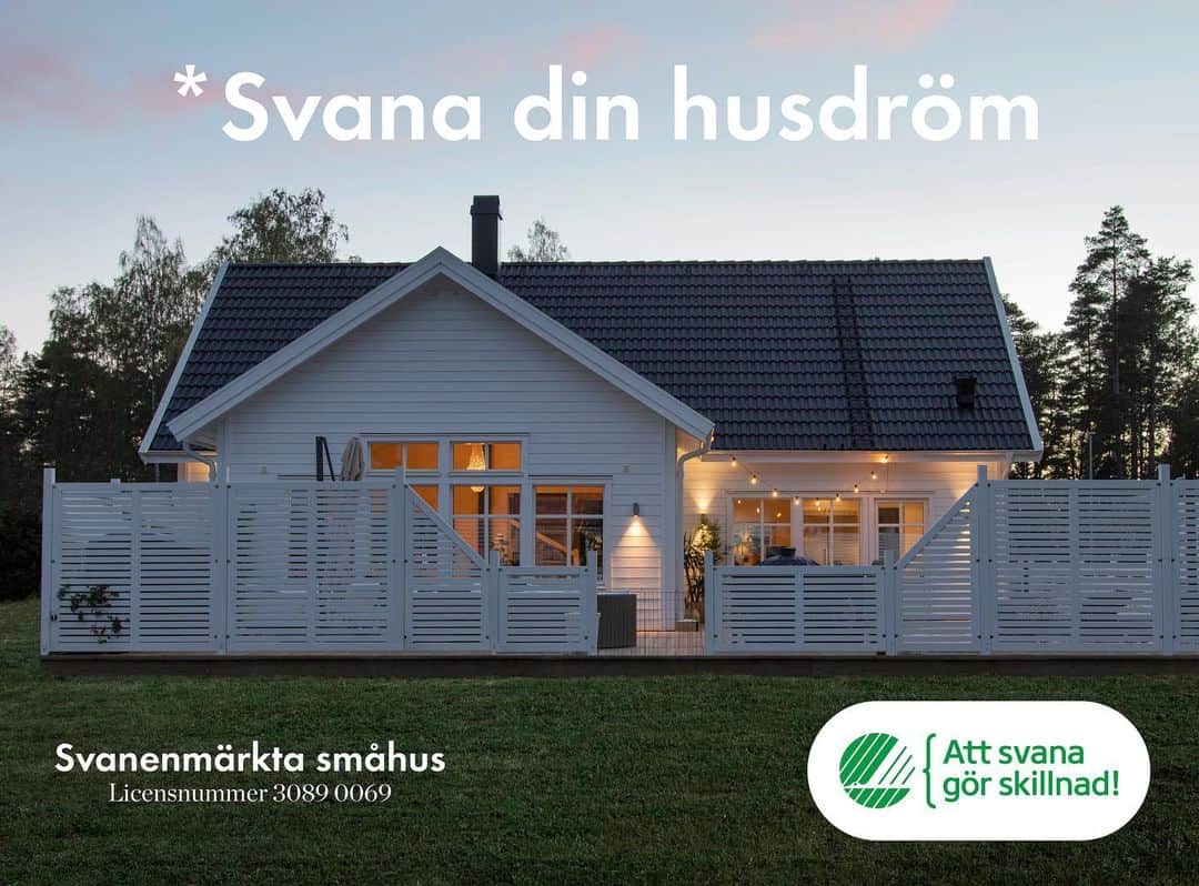 Frida Ramstedtのインスタグラム：「Reklam för @movehome och kampanj Svana 2021: Sedan fyra år tilbaka är Movehome den enda leverantören av stycketillverkade trähus* som kan leverera Svanenmärkta hus. Märkningen innebär att deras villor har granskats av Svanen ur ett livscykelperspektiv med ett helhetsgrepp på byggprocessen, byggnaden och hur den används och förvaltas. Alltifrån träet i takstolarna till spacklet i badrummet har granskats för att leva upp till Svanens krav. Om du vill ”*Svana din husdröm” kan du göra det med Movehome.  Under 2020 lanserade Miljömärkningen @svanenmarkt ett nytt begrepp för att öka medvetenheten kring hållbara val. Svana är ett ord för hållbara handlingar, stora som små. Som till exempel att återvinna, källsortera, kollektivresa och att inte slösa eller överkonsumera. Och när du verkligen behöver något, eller måste bygga nytt - välj då miljömärkta varor och tjänster som klarat Svanens miljökrav.   Visste du att? – Movehomes Svanenmärkta hus drar minst 15% mindre energi än vad Boverket kräver. – Innehållet i färger kontrolleras noga och ytskikt på golv, tak och väggar får inte innehålla PVC. – Hus som Svanenmärks kontrolleras för emissioner av formaldehyd i träbaserade produkter.  – Hus som Svanenmärks har stort fokus på fuktförebyggande arbete och redovisar en fuktskyddsbeskrivning. Det ger dig och din familj en sund innemiljö att leva i. – Hus som Svanenmärks kontrolleras för lufttäthet. Huset provtrycks eftersom ett tätt hus ger dig en extra låg energiförbrukning. – Ett Svanenmärkt hus har extra åtgärder för att förhindra läckage av ev markradon in i huset. – Utomhusvirke till hus som Svanenmärks inte får innehålla tungmetaller eller biocider. Ditt hus har därför entrétrappor av organowood.  Provbygg ett svanenmärkt hus! Du hittar länk i stories och på Trendenser.se  * Det finns sedan tidigare Svanenmärkta villor, radhus/kedjehus i kategorin ”gruppbyggda småhus”.  Movehome är dock först i landet i kategorin ”stycketillverkade trähus” – som vänder sig direkt till slutkonsumenter – samt först med att klara Svanens krav för hus version 3.0.」