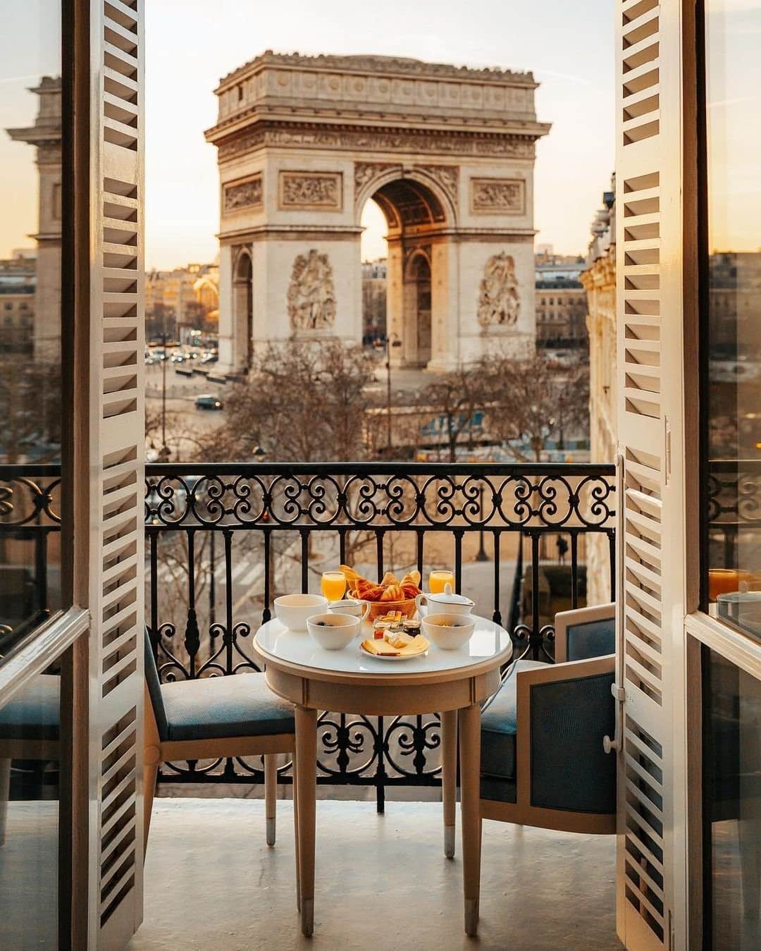 Travel + Leisureさんのインスタグラム写真 - (Travel + LeisureInstagram)「Whether a long-planned holiday or spontaneous weekend trip, your first time or fifteenth, an important question before traveling to Paris is: Where should I stay? Let our guide to the best Paris neighborhoods for every type of traveler help you decide. Check it out at the link in bio. #tlpicks courtesy of @wonguy974」2月18日 4時20分 - travelandleisure