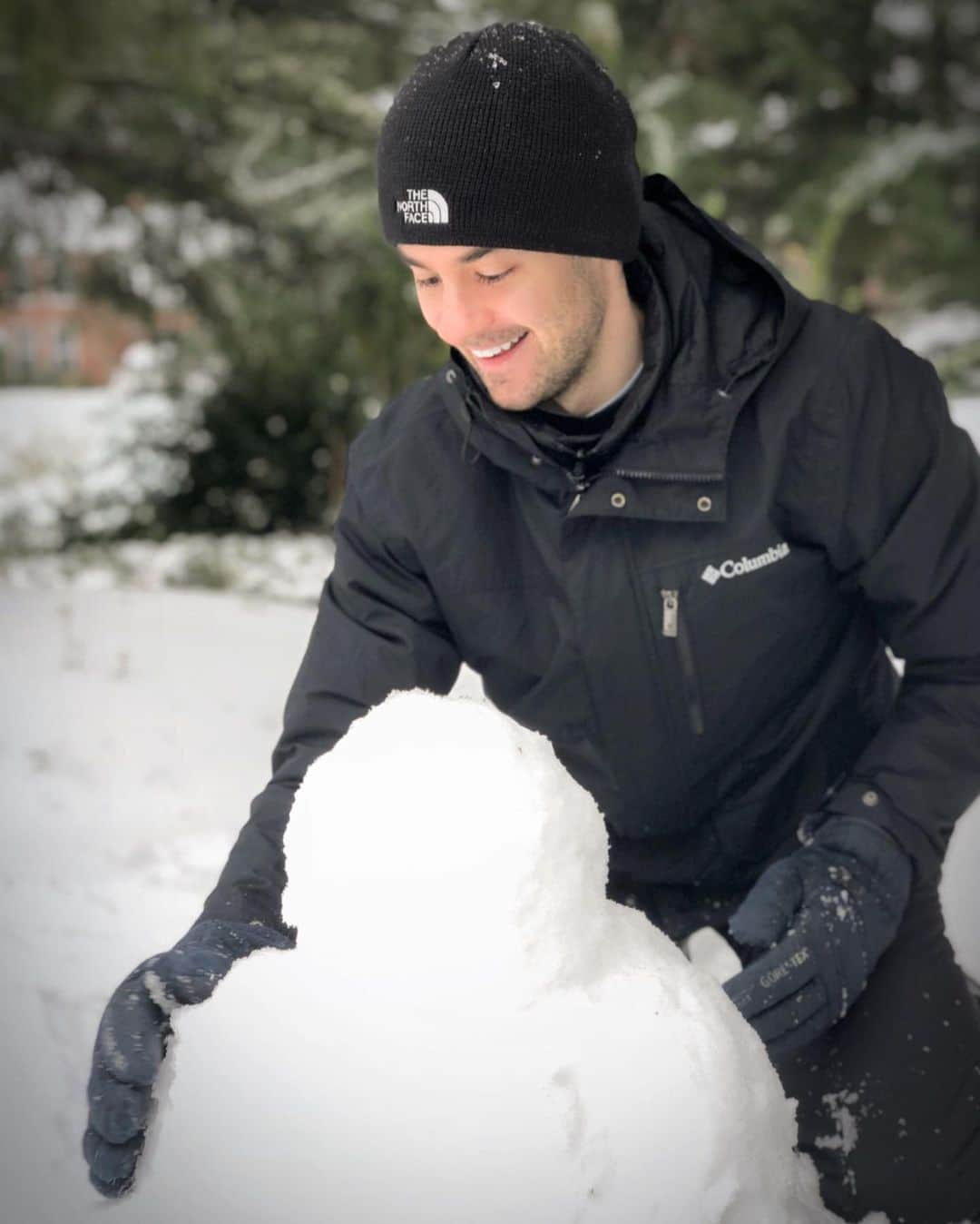 ブレンダン・ロビンソンさんのインスタグラム写真 - (ブレンダン・ロビンソンInstagram)「Do you want to build a snowman?! Well... an iceman?? We tried our best 😂⛄️🥶❄️ . . #portland #oregon #winter #winterwonderland #ice #snow #snowman #fun」2月18日 4時23分 - brendanrobinson