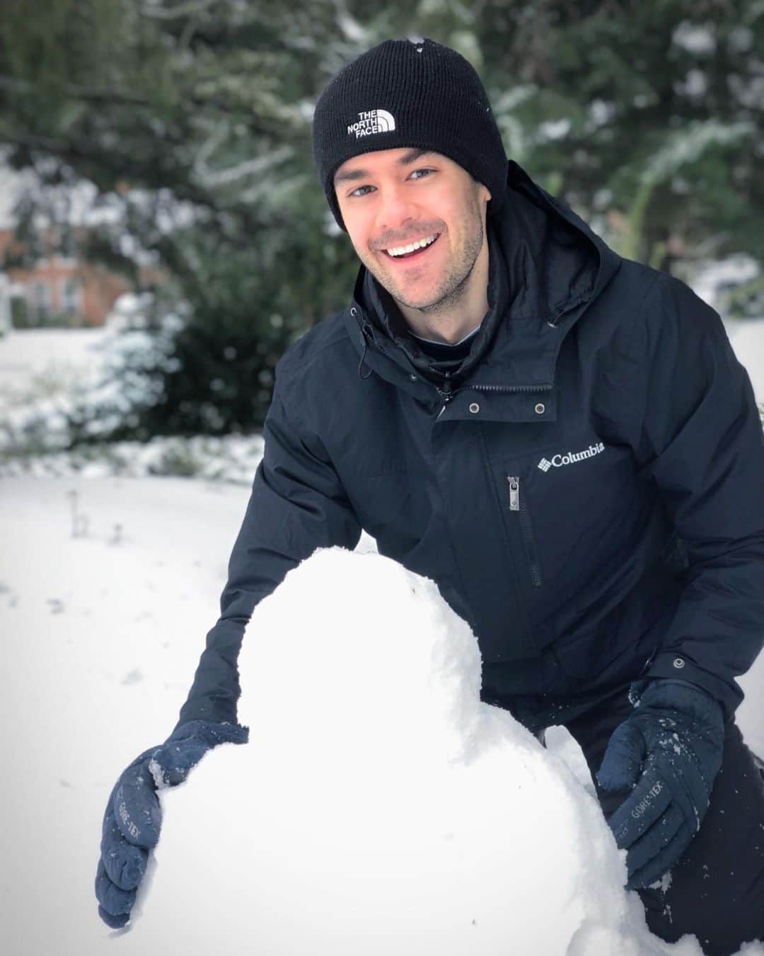 ブレンダン・ロビンソンのインスタグラム：「Do you want to build a snowman?! Well... an iceman?? We tried our best 😂⛄️🥶❄️ . . #portland #oregon #winter #winterwonderland #ice #snow #snowman #fun」