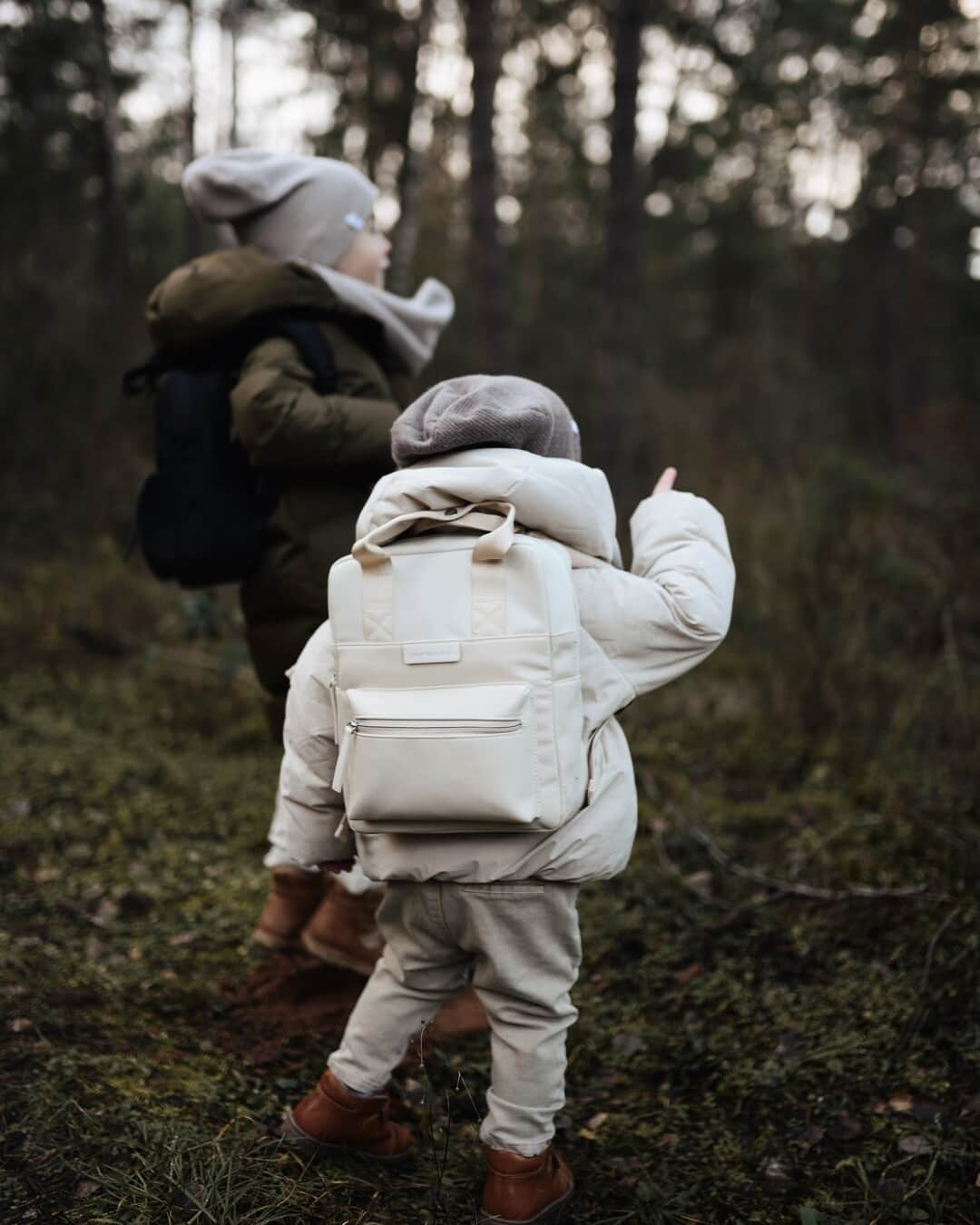 Kapten & Sonさんのインスタグラム写真 - (Kapten & SonInstagram)「'It's a wondrous thing how the wild calms the child.' 💚 And it's the same with us adults, isn't it? 🙈 @kamila_xkx on the go exploring the wild with her little ones and our kids backpack Bergen. #bekapten #kaptenandson⁠ .⁠ .⁠ .⁠ #kaptenandsonkids #backpack #kids #cuties #love #together #siblings #onthego #exploring #wild #kidsfashion」2月18日 4時30分 - kaptenandson