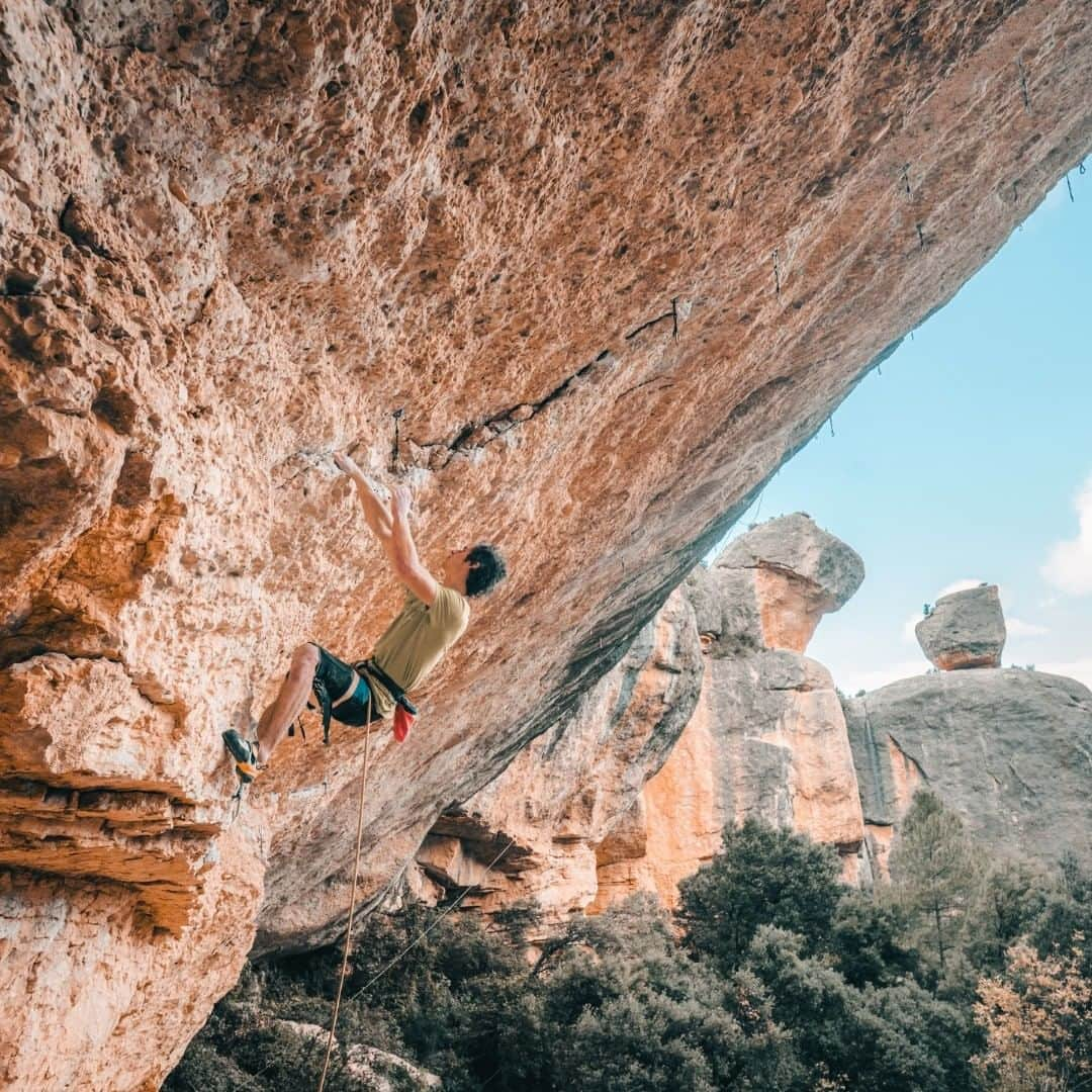 アダム・オンドラさんのインスタグラム写真 - (アダム・オンドラInstagram)「Most of us want to climb all day long and wake up the next day feeling as energetic as the previous day, or possibly even better ✊ Recovery is essential. The better you recover, the better you can train the next day and the better you can climb in the future, and potentially, you can have more fun because you can do all those cool climbs that you have always been dreaming about 🙏  I always have RECOVER CBD Softgels by me. It doesn't make miracles, but I can definitely notice it does help. Thanks to the easy absorption, they speed up recovery after training or a tough day at the crag, make your fingers, joints, and muscles less painful. Most importantly in Margalef, I felt like my fingers were less swollen after all the endless pocket-pulling, and more ready to climb the next day 💪  Take a look at @championsandlegends to discover hemp-derived CBD sports supplements for athletic preparation, performance, and fast recovery.  Pics by @pet.phot   #adamondra #AO #championsandlegends #projectCBD #cbdmovement #cbd #cbdbenefits #climbinglife #rockclimbing #climbing #climbingismypassion」2月18日 4時30分 - adam.ondra