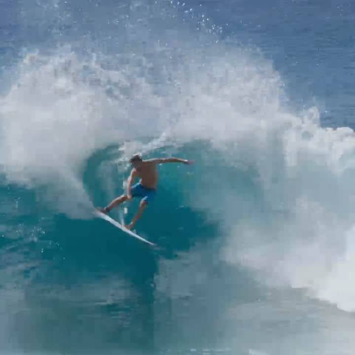 ジョーディ・スミスのインスタグラム：「This is without a doubt the best board short in the world. Not even a 10 foot wave on the head at Pipe can undo the No Tie Fly system. If you can’t tell this new version of the Hyper Freak Hydro has me fired up. Huge shout out to the designers at @oneillusa for bringing this to life. Link in bio to cop yours. #firstnameinthewater」
