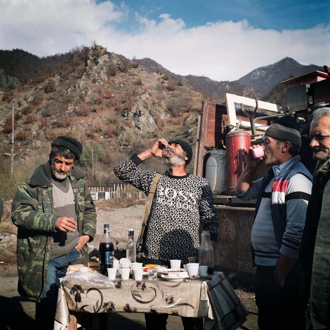 のインスタグラム：「Photo by Anastasia Taylor-Lind @anastasiatl / After loading his belongings into a truck, Volodia Grigoryan (right) drinks vodka with the men who are helping him move out of his home, ahead of the region being handed back to Azerbaijan, on November 17.   The war in Nagorno-Karabakh between Azerbaijan and Armenia lasted for six weeks and ended on November 10, with a Russian-mediated peace deal that left Azerbaijan retaining territory gained during that war and regaining control of districts surrounding Nagorno-Karabakh that Armenia had captured in the 1990s.  This was the first conflict to start during the pandemic, and the overlap of the two crises was deadly. Rates of COVID-19 infection, which had been low, spiraled out of control when the fighting began. I worked together with writer Kristen Chick, and our reporting was published in @natgeo. This project was supported by the National Geographic Society's Emergency Fund for Journalists. @insidenatgeo #nagornokarabakh」