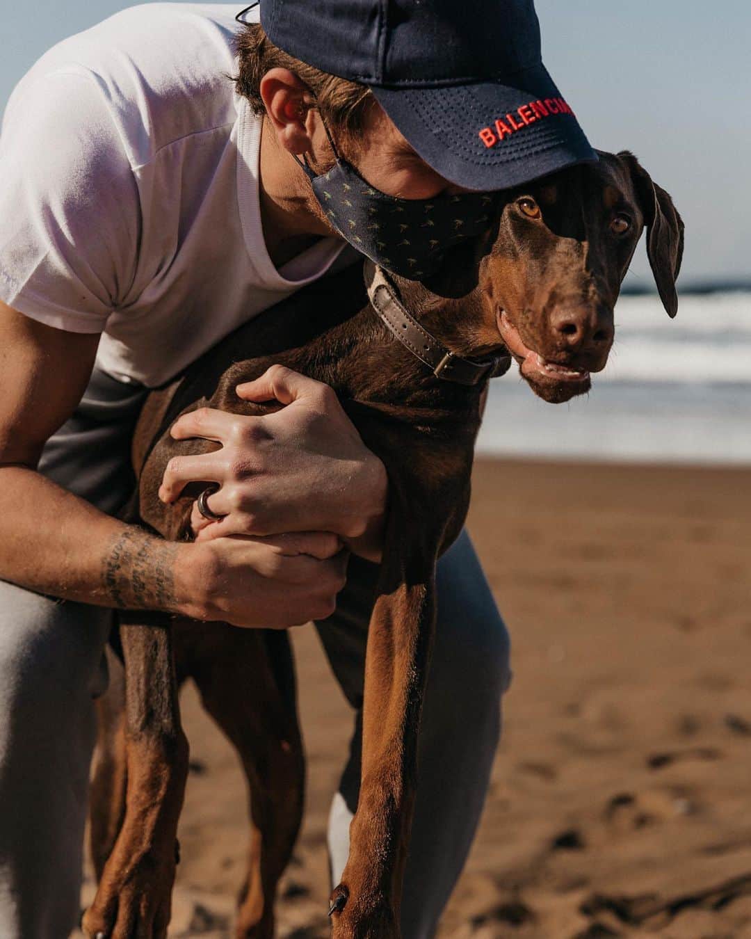 イバイ・ゴメスのインスタグラム：「¿Cuántos con ganas de volver a pasear y jugar por alguna playa?  ¡Por aquí 2, mínimo 🐕&🙋🏼‍♂️!」