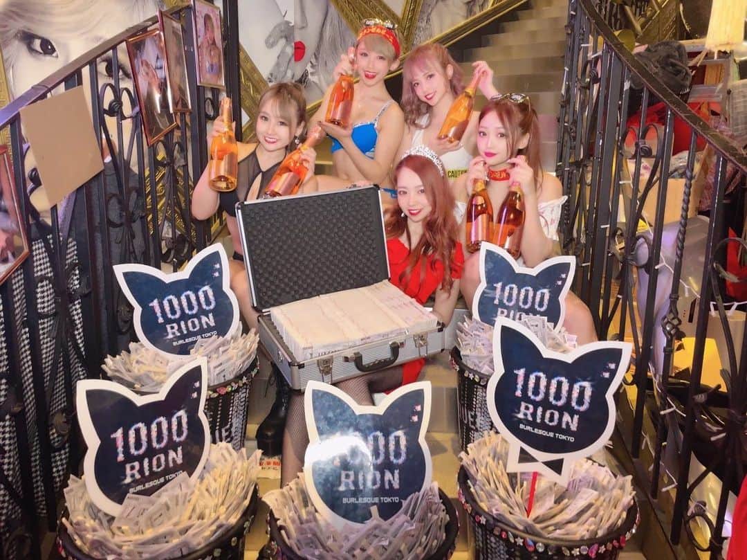 のインスタグラム：「凄いことがおきました、、 ランゼの1周年パフォーマンスメンバー全員に沢山のチップ、、 心遣いがとっても嬉しいし素敵です🥺 本当にありがとうございました💗 . なによりランゼのお祝いを 一緒にできて嬉しかった❤️ ありがとうね🤍🤍🤍 またいつかみんなで踊れますように👶🌼 . . .  . . . . . . . . . . . . . . #エンタメ活動を止めない #アジア一のエンターテインメント #burlesque#burlesque lesquetokyo#バーレスク東京#ダンサー#透明少女#model#hairmake#makeup#love#ootd#fashion#instagood#instalike#instafashion#tokyo#white #오오티디‭#셀카#메이크업#머리스타그램 #お洒落さんと繋がりたい#カメラ好きな人と繋がりたい#モデル#東京」