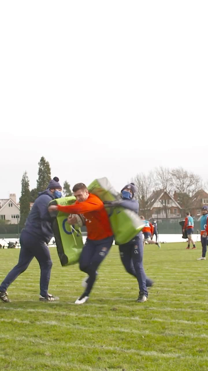 ラグビーイングランド代表のインスタグラム：「Any volunteers to hold the pads for @sladey10?   Coaches: 🙅‍♂️  #WearTheRose #rugby #rugbylife #rugbyunion #GuinnessSixNations @o2sports」