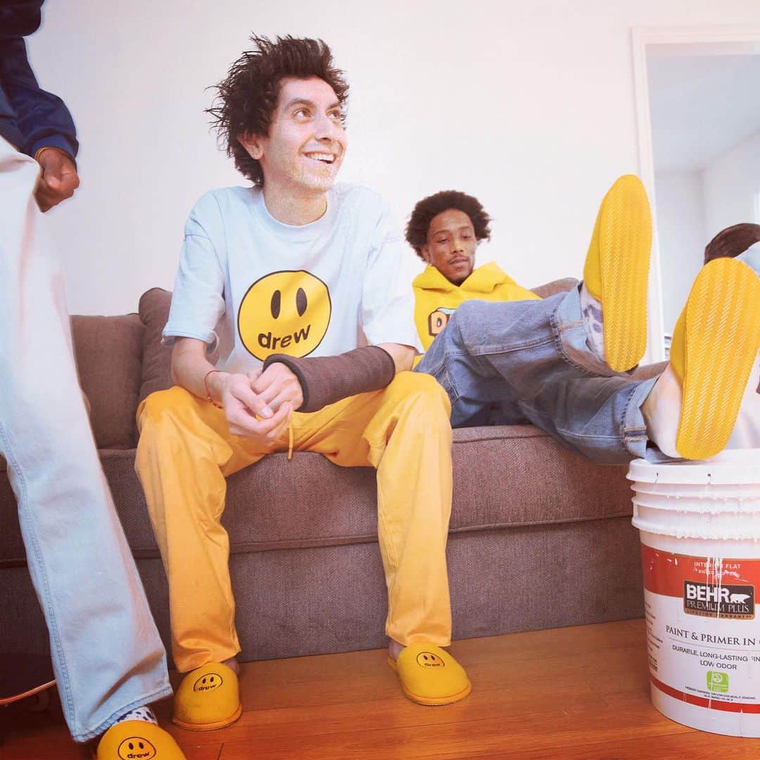 ジャスティン・ビーバーのインスタグラム：「@drewhouse is a community. A place where you belong. :)」