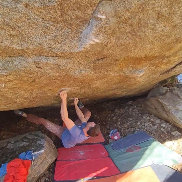 イェルネイ・クルーダーのインスタグラム：「Exploring the north-west of Italy nowadays 🤌🏻. The temperatures finally suite me very well again, specially for bouldering. Today I used them to flash Tirati Torinesi 8a, in the beginning of Orco valley. If I wasn't so stupid, I would warm up better and go hard from the sit for my hardest flash 8a+(8b). Maybe a small foot brake was a sign that I'm not ready yet 😅. Anyway, the send followed soon after 💪🏻😎🤌🏻. I also tied up on a rope a bit. I climbed Incubus on my second go and got a chance to try a nice project together with @marcozanone 🧗🏻‍♂️. ___________________ @scarpaspa @ocun.climbing @vibram @snowmonkey」