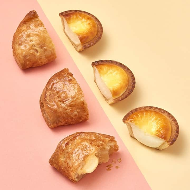 BAKE CHEESE TART OFFICIALのインスタグラム：「昨年12月にオープンした「BAKE CHEESE TART plus RINGO」は、焼きたてチーズタルト専門店「BAKE CHEESE TART」と焼きたてカスタードアップルパイ専門店「RINGO」、どちらも購入することができる複合ブランドショップです 🥧 🍎  BAKEでは現在9つのブランドを展開していますが、BAKEブランドのスイーツをいくつか購入し、ご自宅で食べ比べを楽しんでいる方をSNSの投稿で見かけることも ✨  大切な方と過ごす午後のコーヒータイムに 「BAKE CHEESE TART」と「RINGO」をぜひお楽しみください ☕️  #bakecheesetart #RINGO #ringoapplepie #bakecheesetartplusRINGO #ラゾーナ川崎 #チーズタルト専門店 #チーズタルト #チーズケーキ #cheesetart ﻿ #焼きたてカスタードアップルパイ #アップルパイ専門店 #アップルパイ #ご褒美スイーツ ﻿ #テイクアウトスイーツ #おうちカフェ #ティータイム #手土産 #おやつ ﻿ #おやつの時間 #おやつ休憩 #3時のおやつ﻿ #スイーツ ﻿ #スイーツ好き ﻿ #スイーツ巡り #スイーツ部 #sweets #デザート」