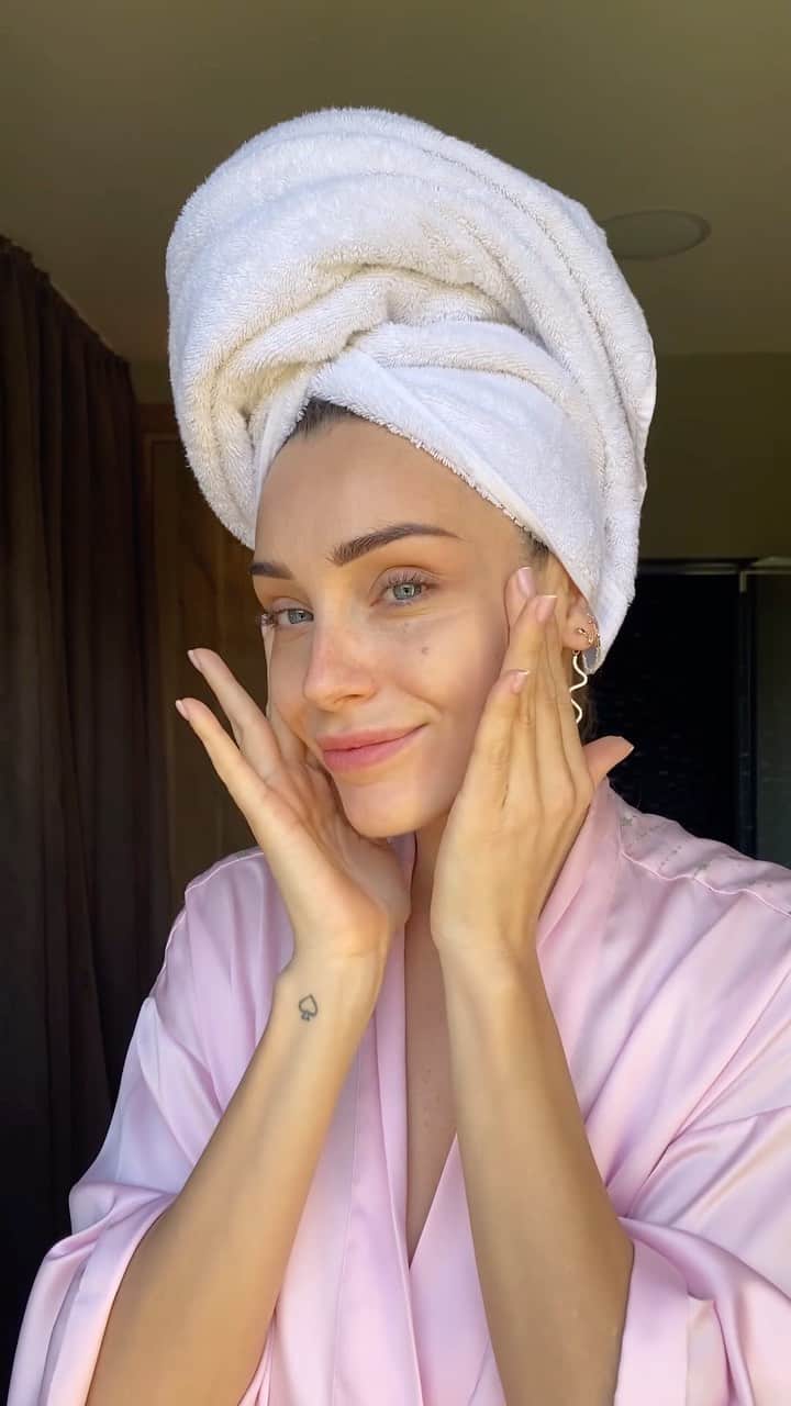 のインスタグラム：「C’est parti pour tout savoir sur la routine skincare de @charlottepirroni avec la nouvelle gamme en avant-première chez SEPHORA : Age-Purify de @filorga_france ✨ Elle agit à la fois sur les rides mais également sur les imperfections persistantes ! Retrouvez une peau lissée, matifiée, rééquilibrée, des pores resserrés et des imperfections diminuées 💁🏻‍♀️  #SephoraFrance #FilorgaFrance」