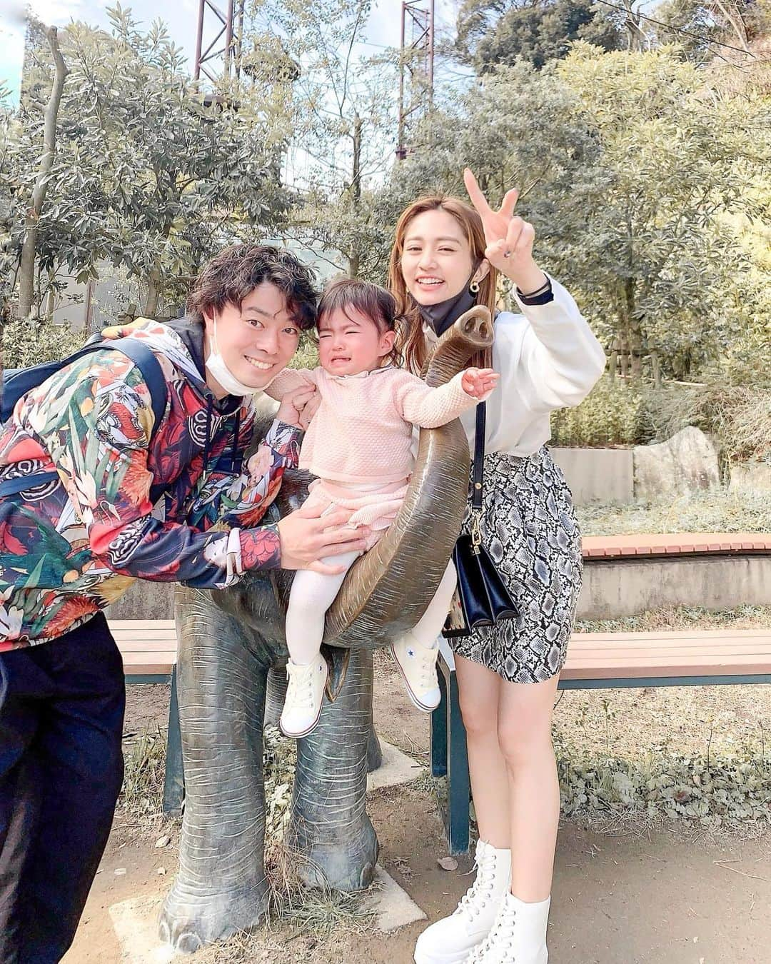 橘リンさんのインスタグラム写真 - (橘リンInstagram)「久々の家族写真！ 動物園行ってきた日🐘 . 象の乗り物？に乗せて写真撮ろうと思ったらサラさん号泣🤣こわかったね🤣🤣これも思い出❤︎ 私半目だけど楽しそうだから載せるw . 動物みてる時は指差して喜んでたし、また連れて行きたいなぁ🌞 . . tops @fifth_store  skirt @emiriawiz_official  shoe @fabbyfabby_tokyo   #福岡市動物 #福岡市動植物園  #家族 #家族写真 #赤ちゃんのいる生活 #女の子ベビー #1歳 #1歳5ヶ月 #ママリ #親バカ部 #親バカ部ig_baby #ベビフル #コーデ #ママコーデ #おんなのこママ #新米ママ #福岡ママ #女の子ママ #プチプラコーデ #産後 #産後ダイエット #産後ママ #産後コーデ #エミリアウィズ  #emiriawiz #fifth」2月17日 19時52分 - rincharon