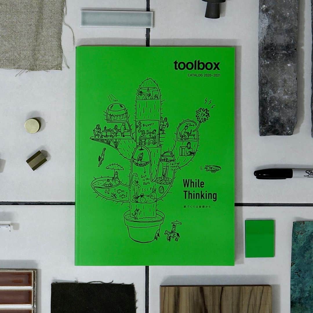 toolbox(ツールボックス)さんのインスタグラム写真 - (toolbox(ツールボックス)Instagram)「在庫が切れていたカタログですが、無事入荷いたしました。  待っていてくださった方ありがとうございます！  請求はストーリーズアーカイブの「カタログ」からリンクに飛べるようになっています。  家づくりのお役に立てれば幸いです。  #toolbox #r_toolbox #家づくり #インテリア #interior #ツールボックス #リノベーション #renovation #リフォーム #reform #キッチン #洗面 #フローリング #タイル #照明 #壁材 #パーツ #建具 #カーテン #塗料 #エクステリア #デスク #テーブル #棚 #家具 #DIY #セルフリノベーション #施主支給 #カタログ #サボテン  表紙のイラスト: @tabemononituitenokodawariwa」2月17日 19時52分 - r_toolbox