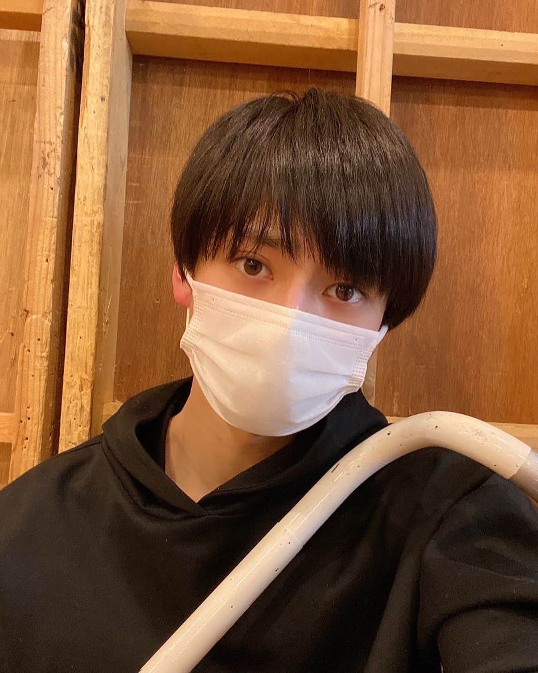 岡田翔大郎のインスタグラム：「. 稽古にて🚴‍♂️ . たくさんの筋肉痛に襲われながらも頑張ってます！！(笑) . 持ってるのはハンドルです😁  #弱虫ペダル #ペダステ」