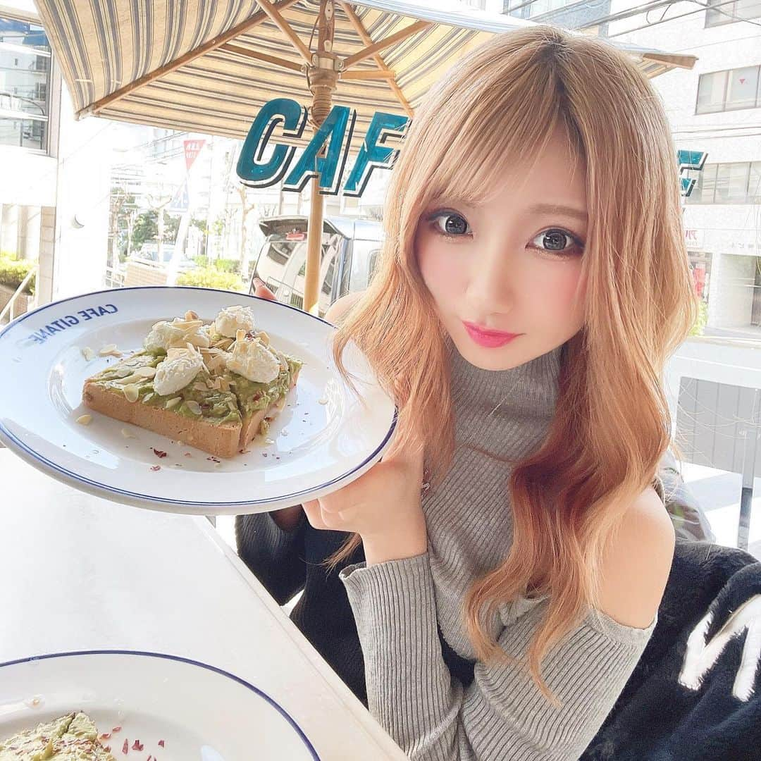 まゆぴちゅーさんのインスタグラム写真 - (まゆぴちゅーInstagram)「恵比寿🥑CAFE GITANE🥑♡♡ * * ずっと行きたかった恵比寿のカフェ☺️🌈 アボカドトーストが有名なおしゃれカフェ〜！ * * 思ったよりアボカドたーっぷりのってて、 アボガド好きにはたまりませんでした😎💓 * 店内もおしゃれで、モーニングやランチに おすすめっ\( ˆoˆ )/✨✨✨ * * この日着てた、 肩開きのグレーと黒のバイカラートップスは @teftef.shop のやつだよー♡♡♡ * クーポンコード【UA37YSEC】で 10%OFFになるお気に入りサイト🙈💋 * * よしっ これでバチバチに髪が明るい投稿最後だ🥺🤟 * * * #恵比寿カフェ #cafegitane #カフェジタン #東京カフェ #東京グルメ #恵比寿ランチ  #恵比寿グルメ #渋谷カフェ #渋谷ランチ #アボカド #アボカドトースト #アボカド好き  #おしゃれカフェ #インスタ映えカフェ  #ファッションコーデ #デートコーデ #ビジョビ」2月17日 19時55分 - mayu_03pichu