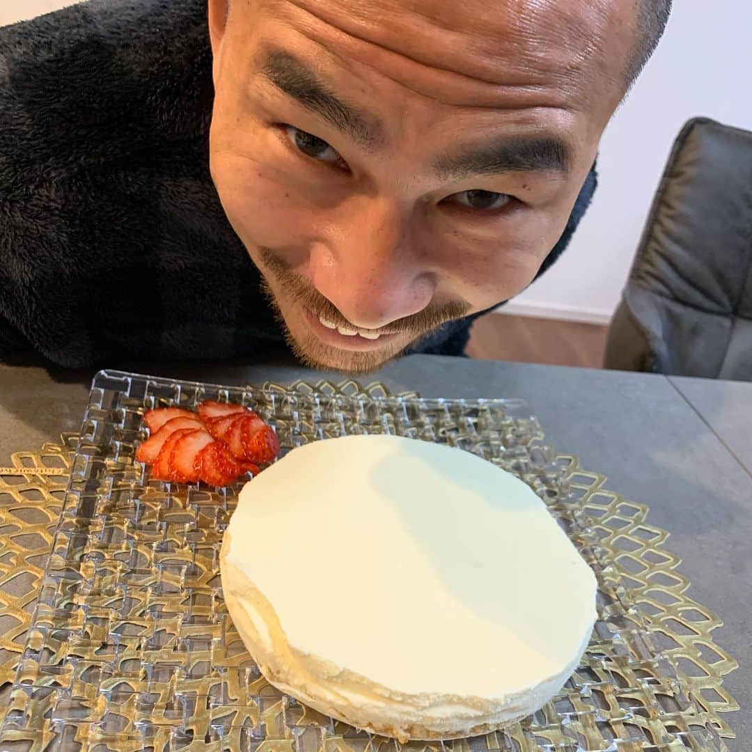 吉田豊のインスタグラム：「31歳になりました！ 妻からは美味しいディナー、子供達からはレアチーズケーキを作ってお祝いしてもらいました☺️ 皆さんも温かいメッセージありがとうございました！」