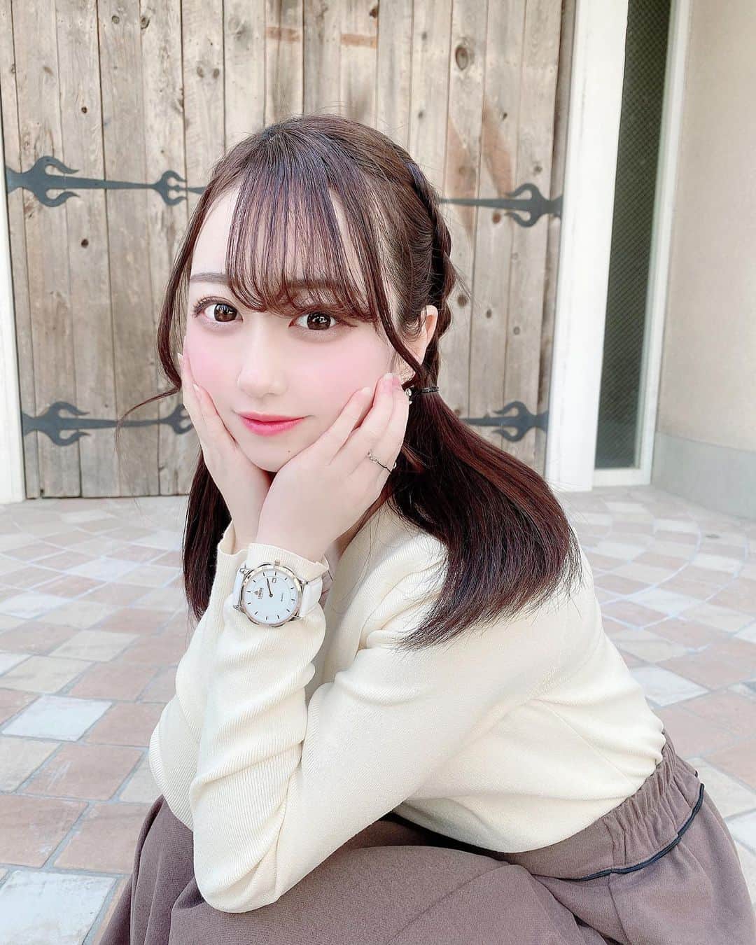 のインスタグラム：「こんばんは🐰🤍  (この日はなぜかついんてーるしてます。。。👧) 今日も一日お疲れ様です🐰❣️  最近あったかいなあって思ってたのに 今日はまた急に寒くてびっくりしております🥲  気を抜かず体調管理頑張りましょう✨  写真で付けてる腕時計⌚️は  @loborjapan の✨  クーポンコードをいれていただくと 【miimias40】 10%オフになります🐰 チェックしてみてね〜〜  3枚目の全身は タグつけしてます〜 (靴なんてところか忘れちゃいました😂)  #lobor #ロバー #腕時計 #時計 #手元倶楽部 #プレゼント #ギフト#ペアウォッチ #原宿 #明治神宮前 #表参道 #ツインテール #coodinate」