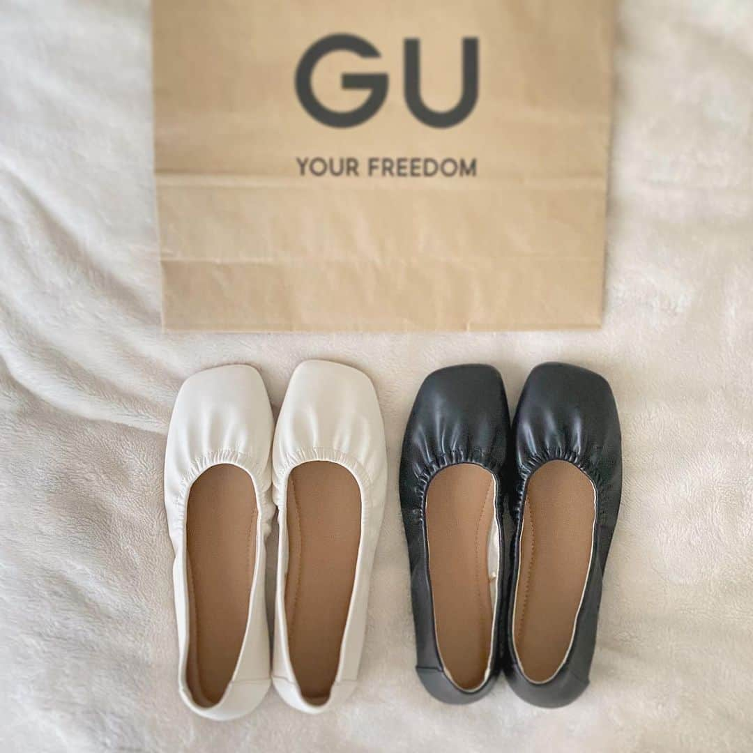 aitama_pfのインスタグラム：「・ ・ 🅶🆄🆕 @gu_global #ギャザーシフォンフラットシューズ  黒を買おうと思って意気込んでたけど、 白も捨てがたくて、結果2足買い🐾 ・ スクエアトゥが今年っぽ♡ ・ #GU購入品#フラットシューズ#ギャザーパンプス  #2足買い #イロチ買い #シフォンフラットシューズ  #GUシューズ#アラフォーファッション #40代コーデ #40代ファッション #春靴」