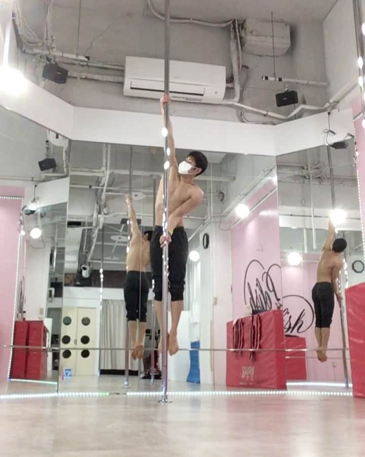 のインスタグラム：「〰️🛩 . . . . . .  #dance #dancer #performance #performer #training #workout #sport #practice #studio #gym #noa #fitness #flexiblility #strength #bendy #muscle #balance #handbalance #japan #japanese #tokyo #東京 #roppongi #六本木 #polish #ポールダンス #ダンス #トレーニング #ポールダンサー」