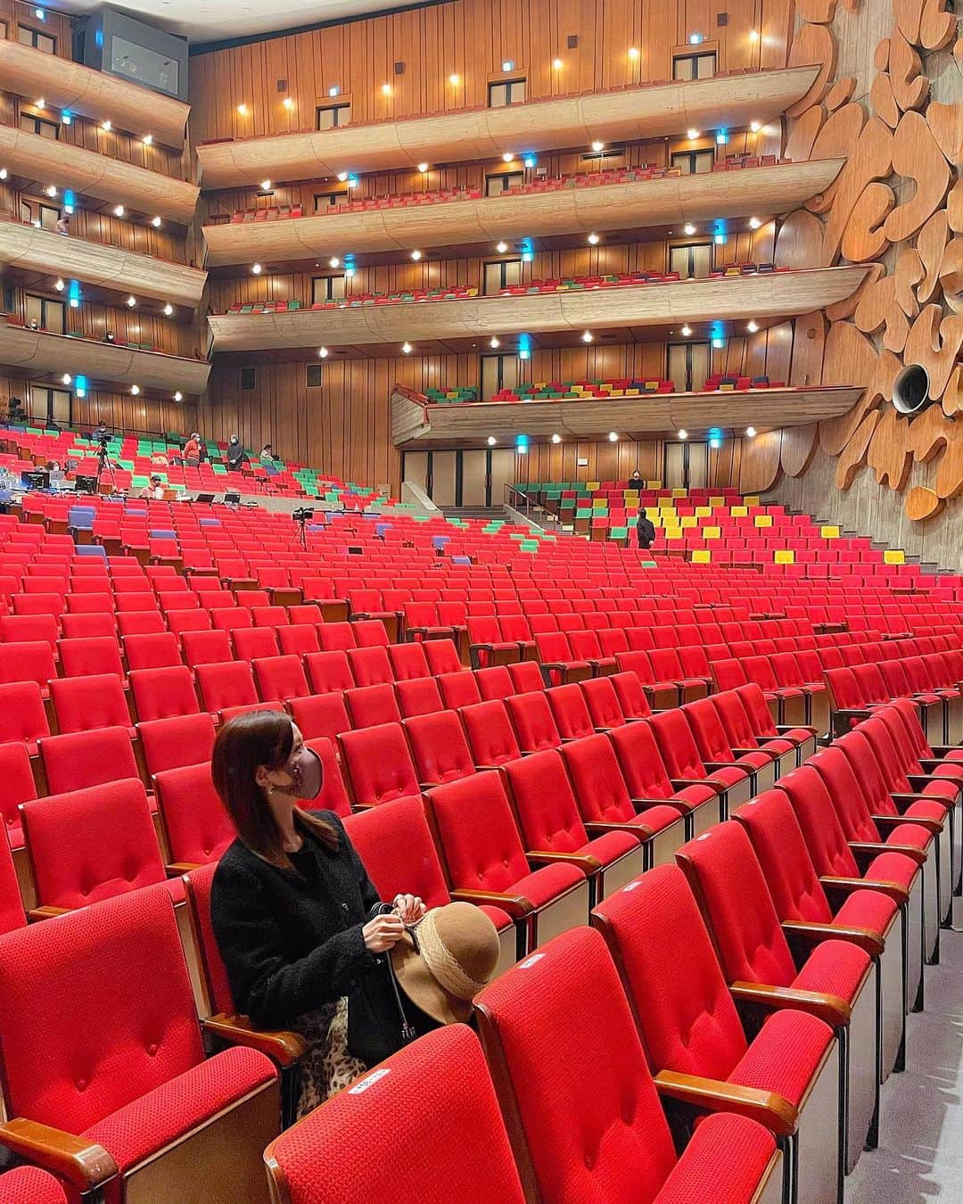 瀬戸早妃さんのインスタグラム写真 - (瀬戸早妃Instagram)「本日より開幕した二期会オペラ『タンホイザー』 @nikikai_opera  東京文化会館大ホールにて、先日ゲネプロを観劇いたしました♫ . 今回ワーグナーの作品を、初めて生の舞台で全編通して観ました🤍😆✨ . 東京文化会館は、5階席まである大きなホールなのですが、 スピーカーやマイクを通さない生音や生声の素晴らしさに究極の贅沢を感じました…🎶🎪 エリーザベト役の田崎尚美さん、そしてヴォルフラム役の大沼徹さんは以前📺テレビでも拝見したことがあったのですが、目の前の大迫力かつ繊細な歌声に改めて大感激しました💓 . ドイツ語の原語歌唱🍻🇩🇪ですが 舞台の上手と下手に日本語字幕が出るので初めての方も安心してご覧頂けますよ🤍 （舞台写真は、二期会さまから撮影許可を頂き掲載しております👸✨） . オペラって歴史が深い分、観た作品がきっかけで色々なことを調べてみたりして、世界中に時空を超えた旅行をしている気分になれるから大好き🐎🚢🛩🚞🏔🌊 . お得な学生チケットも販売されているとのことで、音楽の道を志している未来ある方々にも優しい二期会さま🎶 短い公演期間なので貴重な公演です。皆様にもぜひご覧頂きたいです💓 . . 🌸公演情報🌸 【タンホイザー】 オペラ全3幕 📖日本語字幕付き原語（ドイツ語）上演 台本・作曲：リヒャルト・ワーグナー （パリ版準拠（一部ドレスデン版を使用）にて上演） 🎪会場：東京文化会館 大ホール ⏰公演日：	2021年 2月	17日(水) 17:00 　　18日(木) 14:00 　　20日(土) 14:00 　　21日(日) 14:00   開場は開演の60分前 上演予定時間：約4時間(休憩を含む) . .  #二期会 #二期会オペラ #タンホイザー #Tannhäuser #ワーグナー #opera #オペラ #片寄純也 さん #田崎尚美 さん #大沼徹 さん #観劇 #観劇コーデ #観劇記録」2月17日 20時00分 - plievesaki
