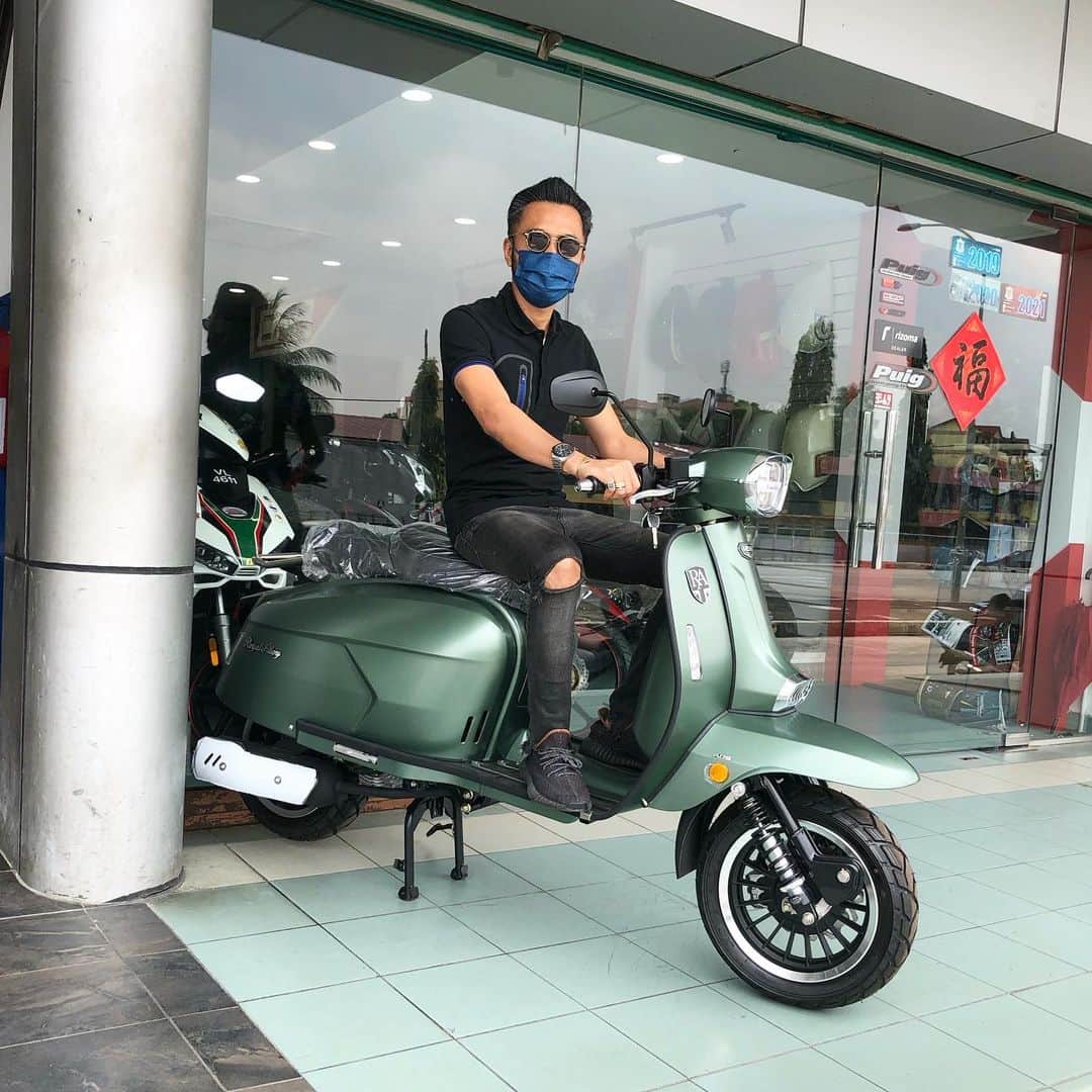 Wak Doyokのインスタグラム：「Jom lepas pkp ni kita gi lake gardens . Nak buat apa. Jalan-jalan romen-romen sana. Tak mahu lah. Kalau awak tak mahu saya bawak sera banu. 👌🏻#Royalalloy #TakPanaske #AkuYangPakaikoYangPanas #KodahKenapa #WdCigar #MegWak #WakDoyok #LegasiWakDoyok #WDLifeStyle #WakDoyokFC #BeardedGentlemen #Sedagher #MensWear #Fashion #MensFashionReview #StreetFashion #Dapper #Ootd #Style #MensFashionPost #TheMenClub #MenWithClass #Details #Sartorialist #Pittiuomo #Class #British #Usa」