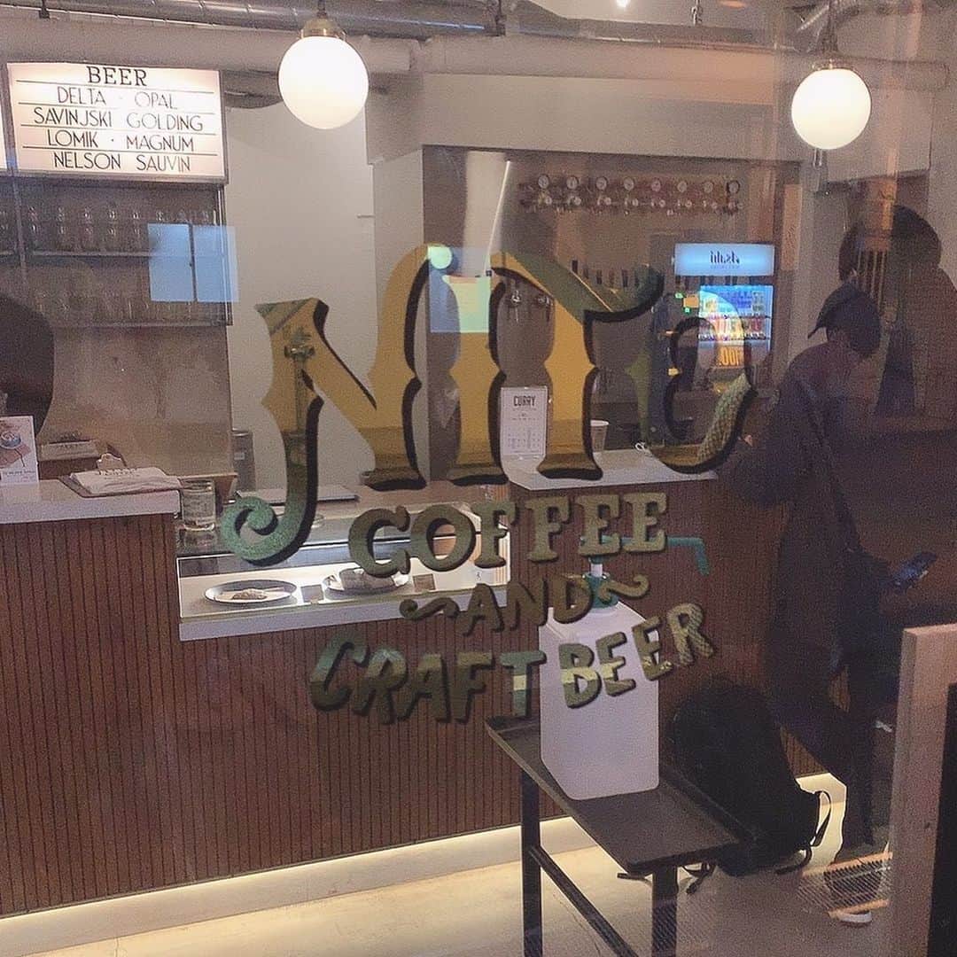 板野優花さんのインスタグラム写真 - (板野優花Instagram)「☕大阪・北新地 NITO Coffee & Craft Beer さん @nito.coffee.beer  ・ ここの近くにある美容室NORAさんに 行った時に見かけて気になってたカフェ☺️💓 夜に少し時間が空いた日に立ち寄りました✨ ・ お昼間は自然光が差し込む暖かい雰囲気の店内だったけど 夜は落ち着いた照明がとても大人な空気感を演出してて まったり過ごせるお店でした😚💓 ・ ドリンクもゆっくりお話するのに 十分なサイズで嬉しかったー✨ 店員さんもとっても感じが良くて また行きたいなーヽ(´▽`)ﾉ💕 ・ #nitocoffeeandcraftbeer  #大阪カフェ #大阪グルメ #北新地カフェ #北新地グルメ #関西カフェ巡り #梅田カフェ #カフェ巡り好きな人と繋がりたい  #関西グルメ #おいしいもの好きな人と繋がりたい #カフェ活 #おすすめカフェ #カフェ女子 #キャラメルラテ #チャイラテ #隠れ家カフェ #ゆーろの美味しいメモ」2月17日 20時03分 - yuka_itano