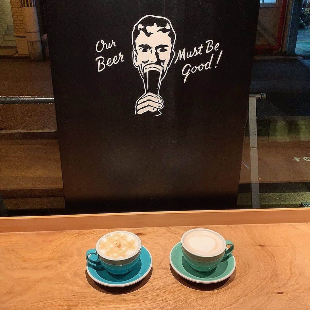 板野優花のインスタグラム：「☕大阪・北新地 NITO Coffee & Craft Beer さん @nito.coffee.beer  ・ ここの近くにある美容室NORAさんに 行った時に見かけて気になってたカフェ☺️💓 夜に少し時間が空いた日に立ち寄りました✨ ・ お昼間は自然光が差し込む暖かい雰囲気の店内だったけど 夜は落ち着いた照明がとても大人な空気感を演出してて まったり過ごせるお店でした😚💓 ・ ドリンクもゆっくりお話するのに 十分なサイズで嬉しかったー✨ 店員さんもとっても感じが良くて また行きたいなーヽ(´▽`)ﾉ💕 ・ #nitocoffeeandcraftbeer  #大阪カフェ #大阪グルメ #北新地カフェ #北新地グルメ #関西カフェ巡り #梅田カフェ #カフェ巡り好きな人と繋がりたい  #関西グルメ #おいしいもの好きな人と繋がりたい #カフェ活 #おすすめカフェ #カフェ女子 #キャラメルラテ #チャイラテ #隠れ家カフェ #ゆーろの美味しいメモ」